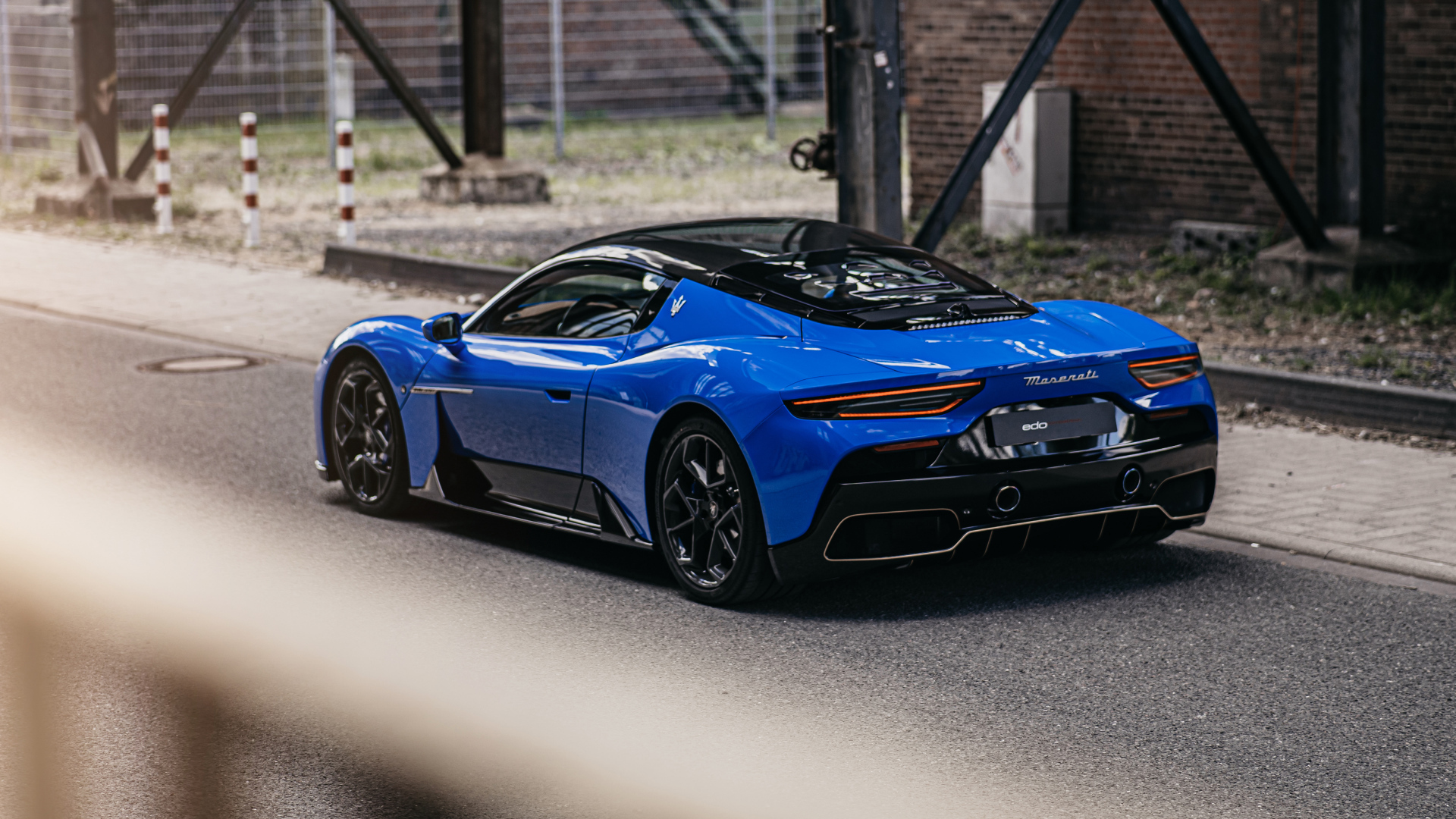 Синий автомобиль Maserati MC20 Coupé 2022 вид сзади