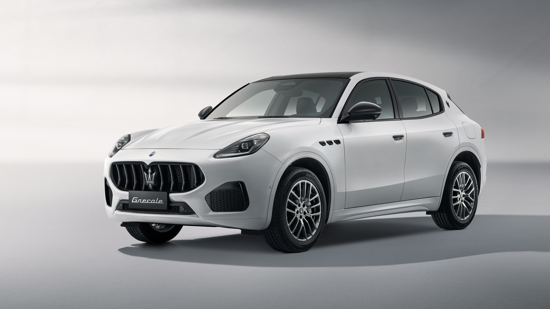 Автомобиль Maserati Grecale Nerissimo Edition 2023 на сером фоне
