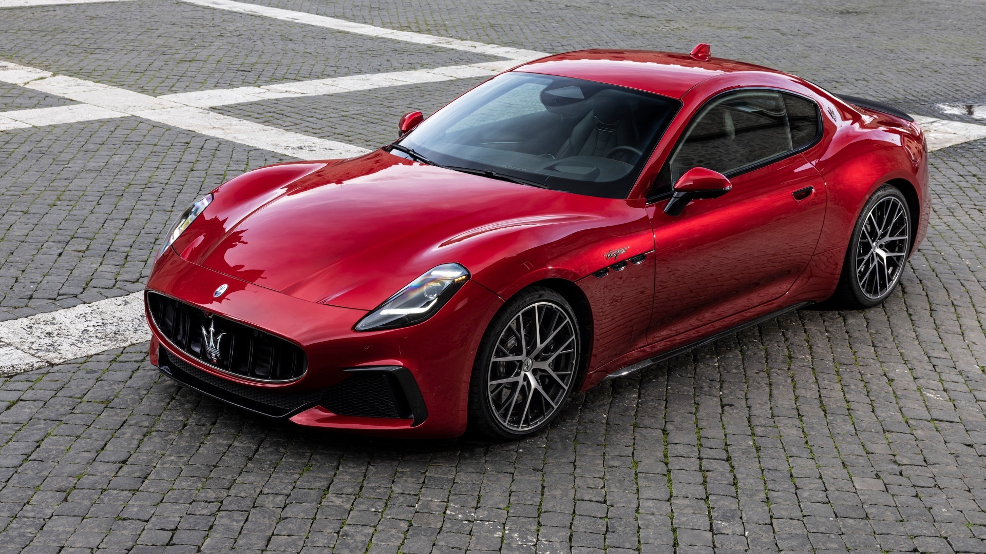 Красный Maserati GranTurismo Trofeo 2023 года