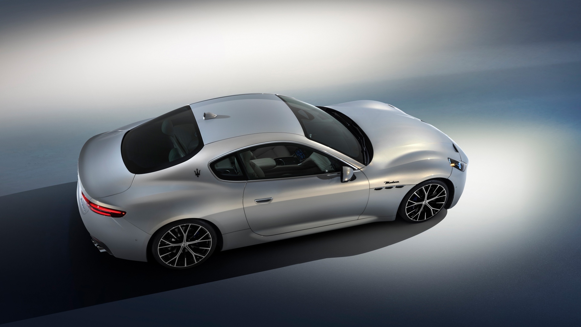 Серебристый Maserati GranTurismo Modena 2023  года