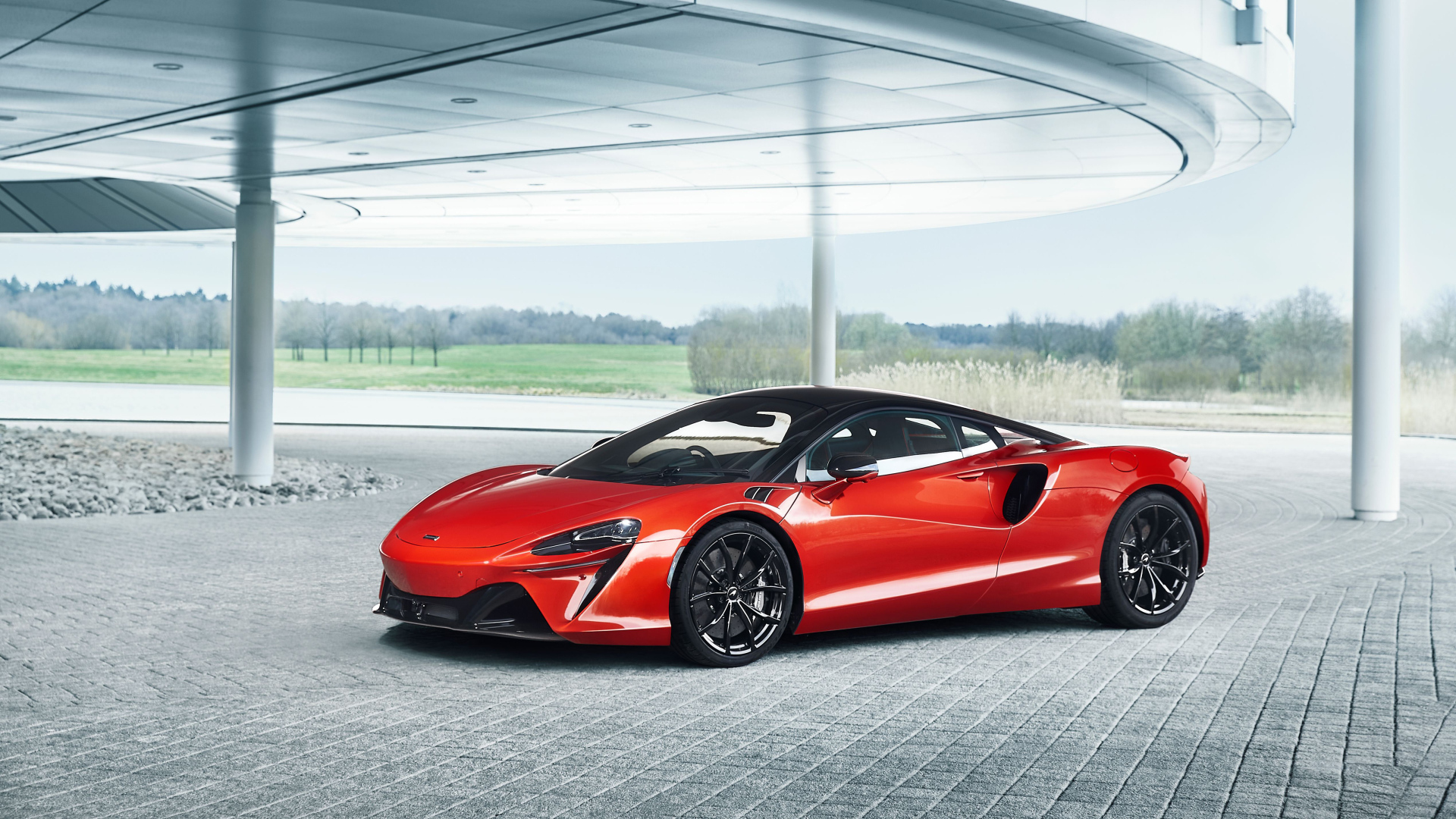 Спортивный красный автомобиль McLaren Artura 2023 года