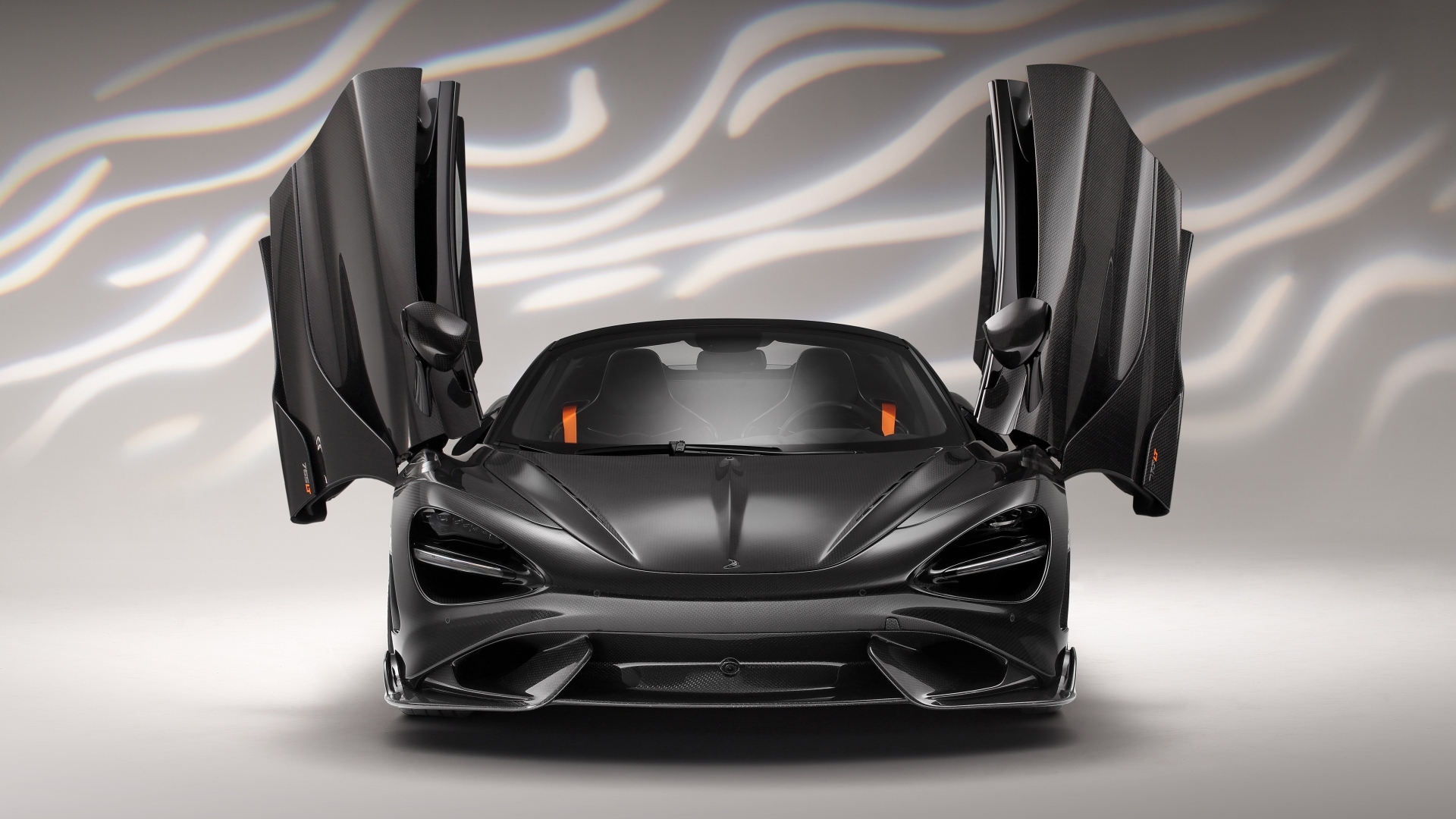 Черный McLaren 765LT Spider Carbon Edition с открытыми дверями
