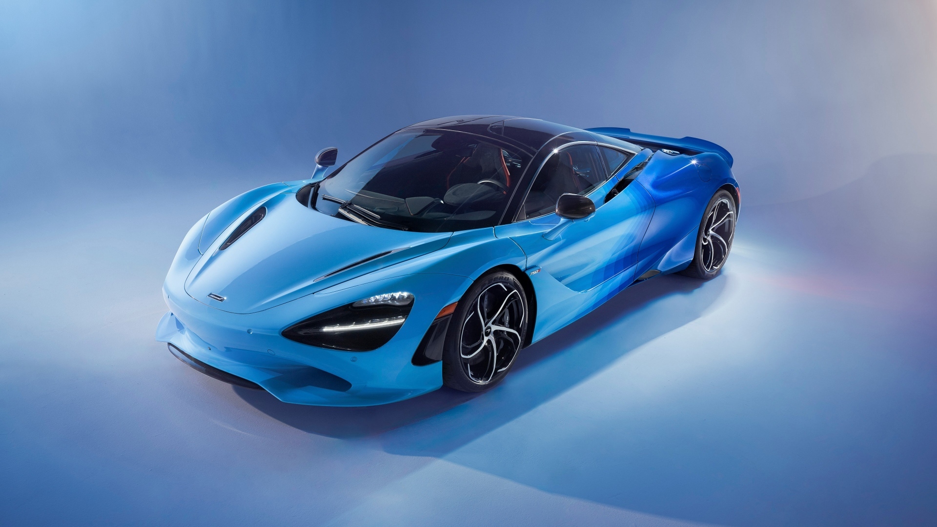 Синий спортивный автомобиль McLaren MSO 750S