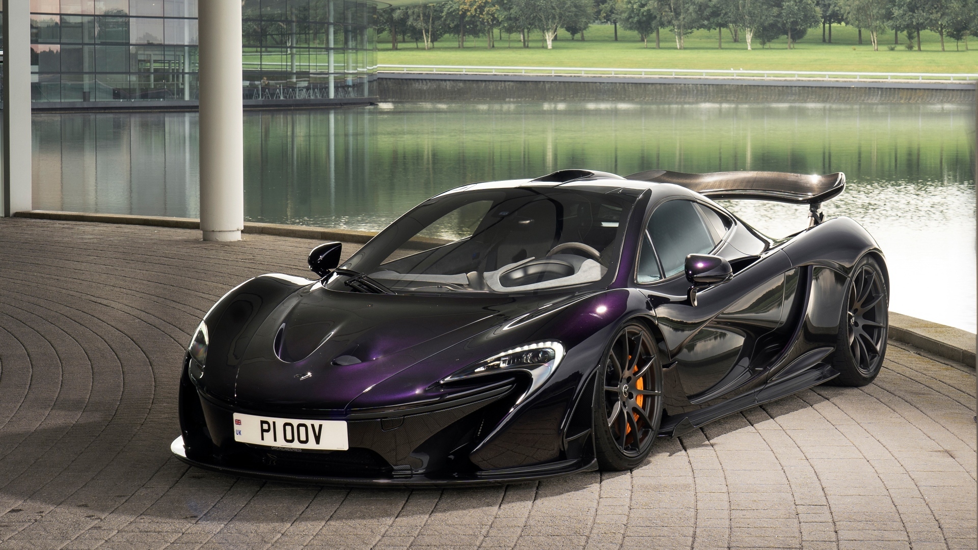 Быстрый автомобиль McLaren P1 у воды