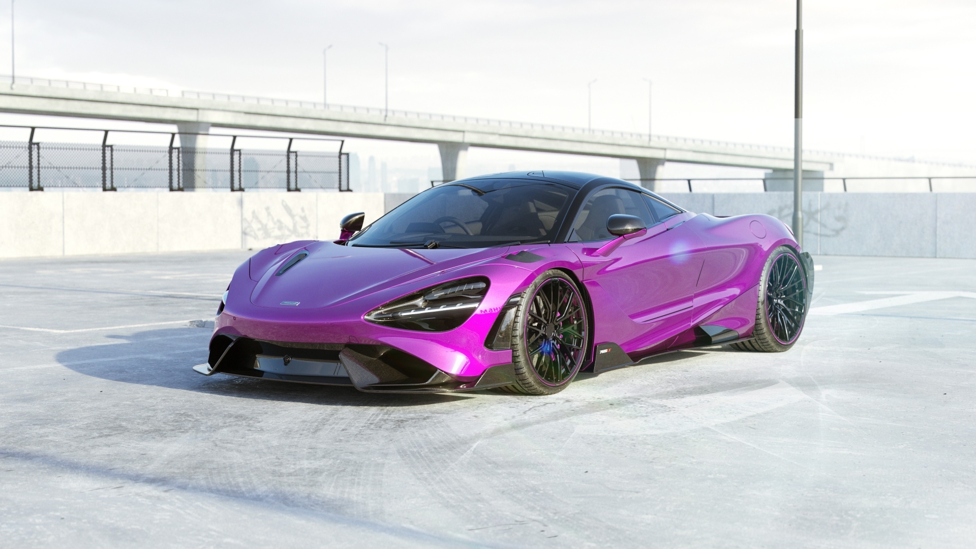 Сиреневый автомобиль McLaren 765LT