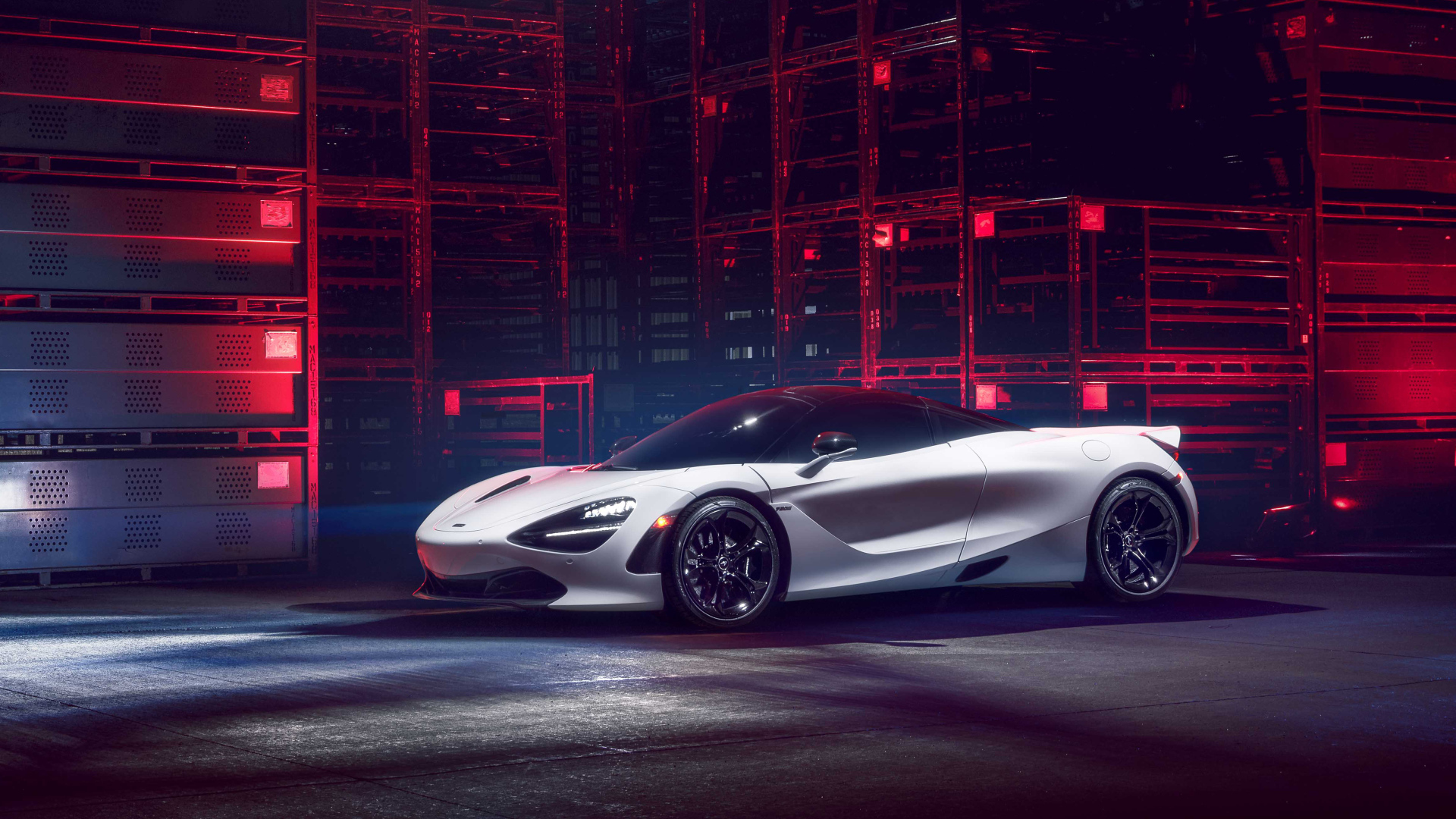 Автомобиль McLaren 720S в здании