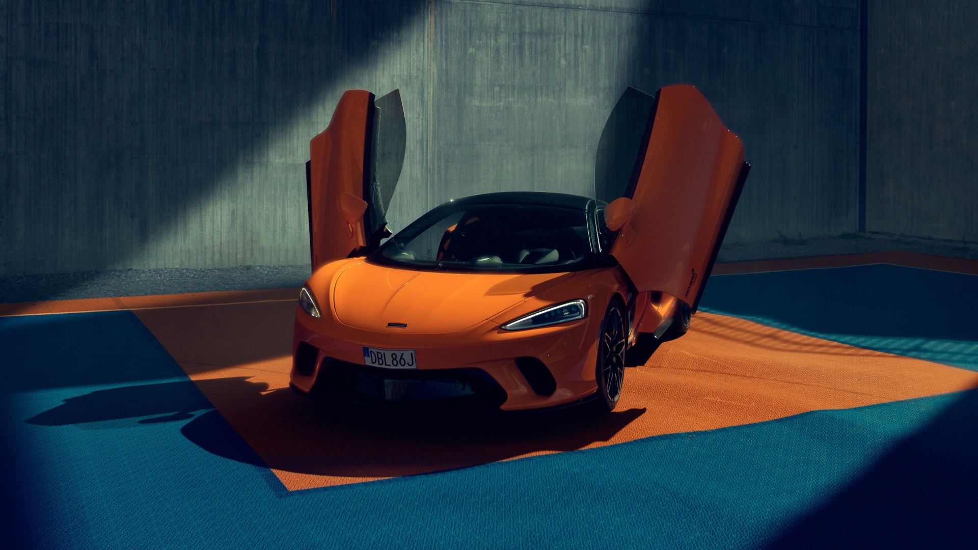 Спорткар McLaren GT с открытыми дверями