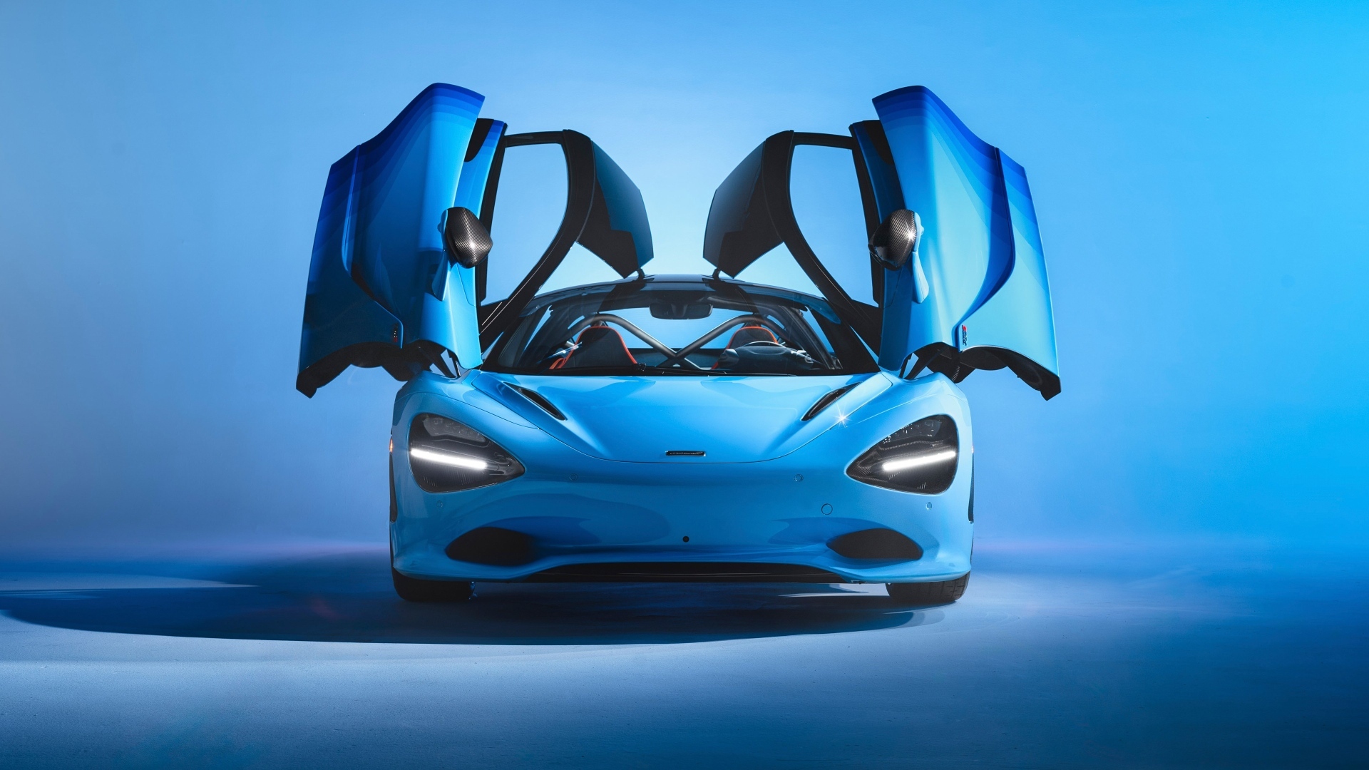 Автомобиль McLaren MSO 750S с открытыми дверями