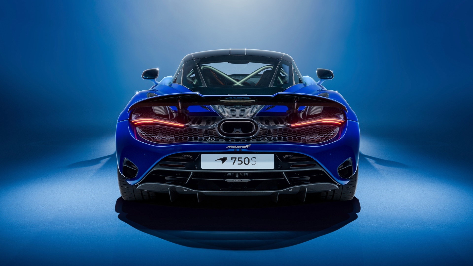 Вид сзади на синий автомобиль McLaren MSO 750S