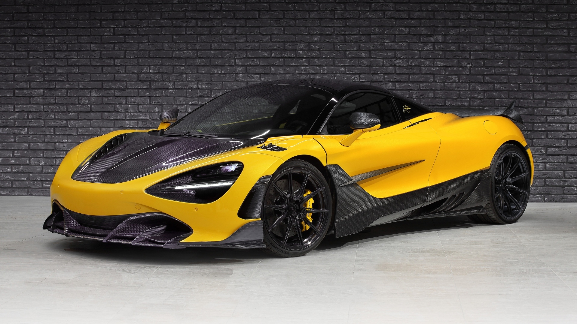 Желтый автомобиль McLaren 720S Fury