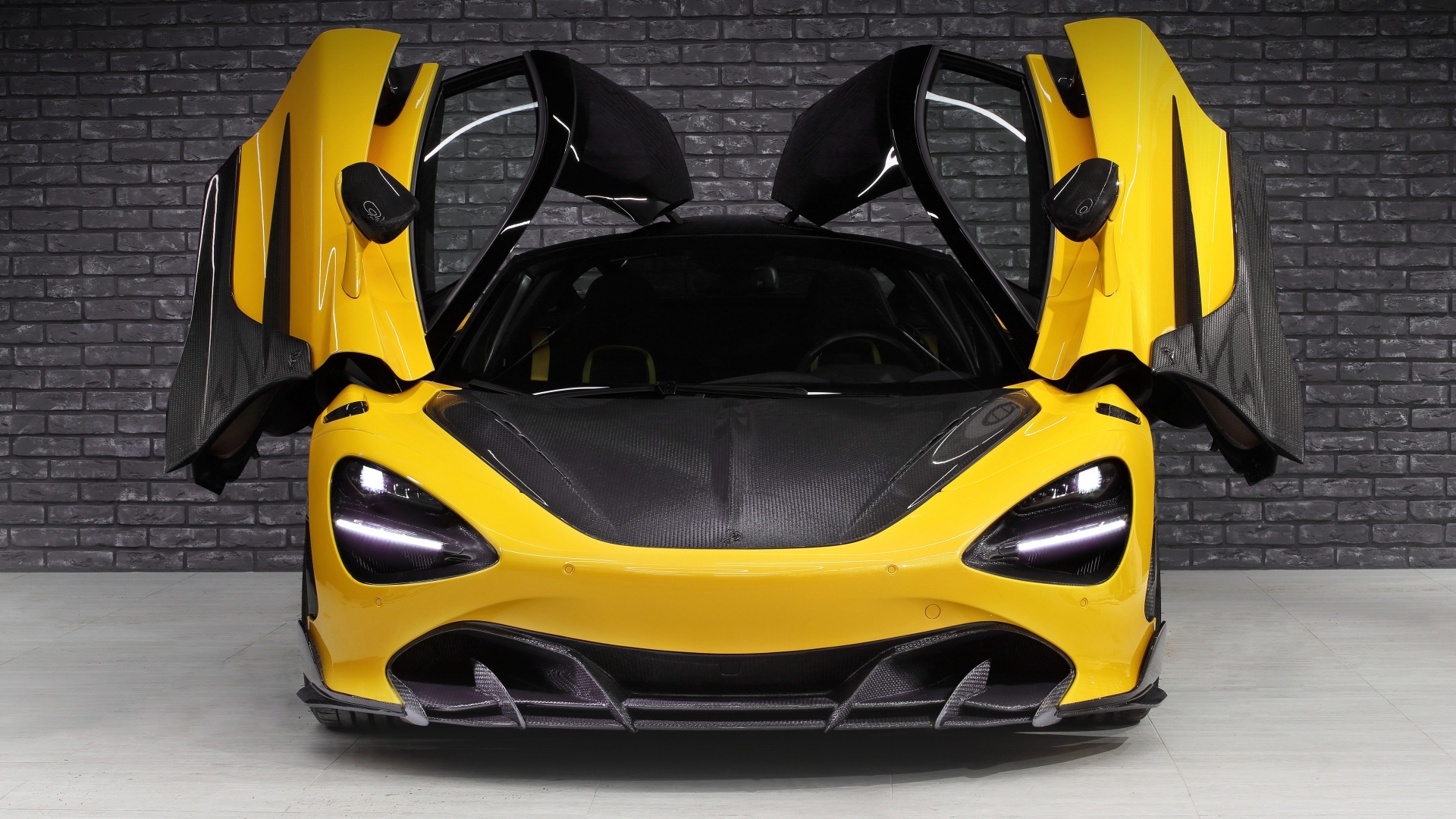 Желтый спорткар McLaren 720S Fury