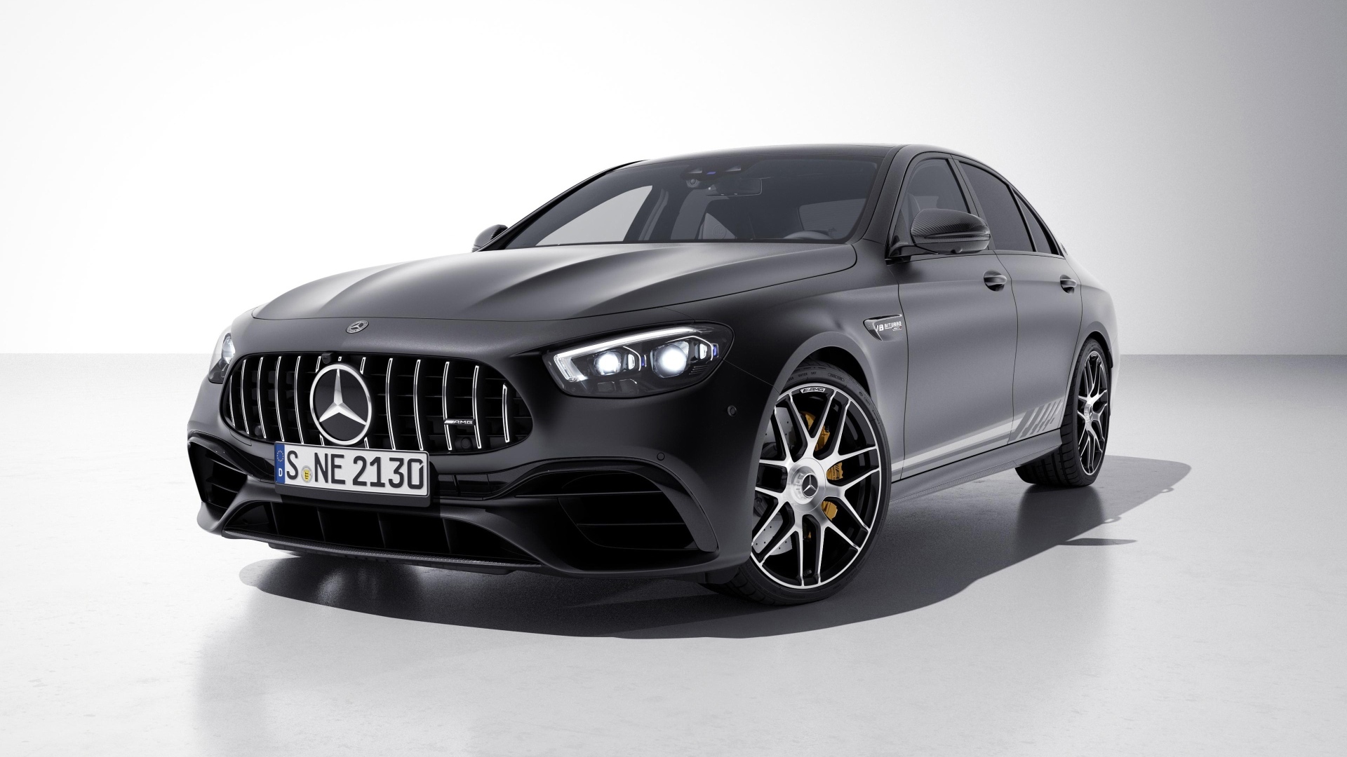 Черный автомобиль Mercedes-AMG E 63 S 4MATIC+