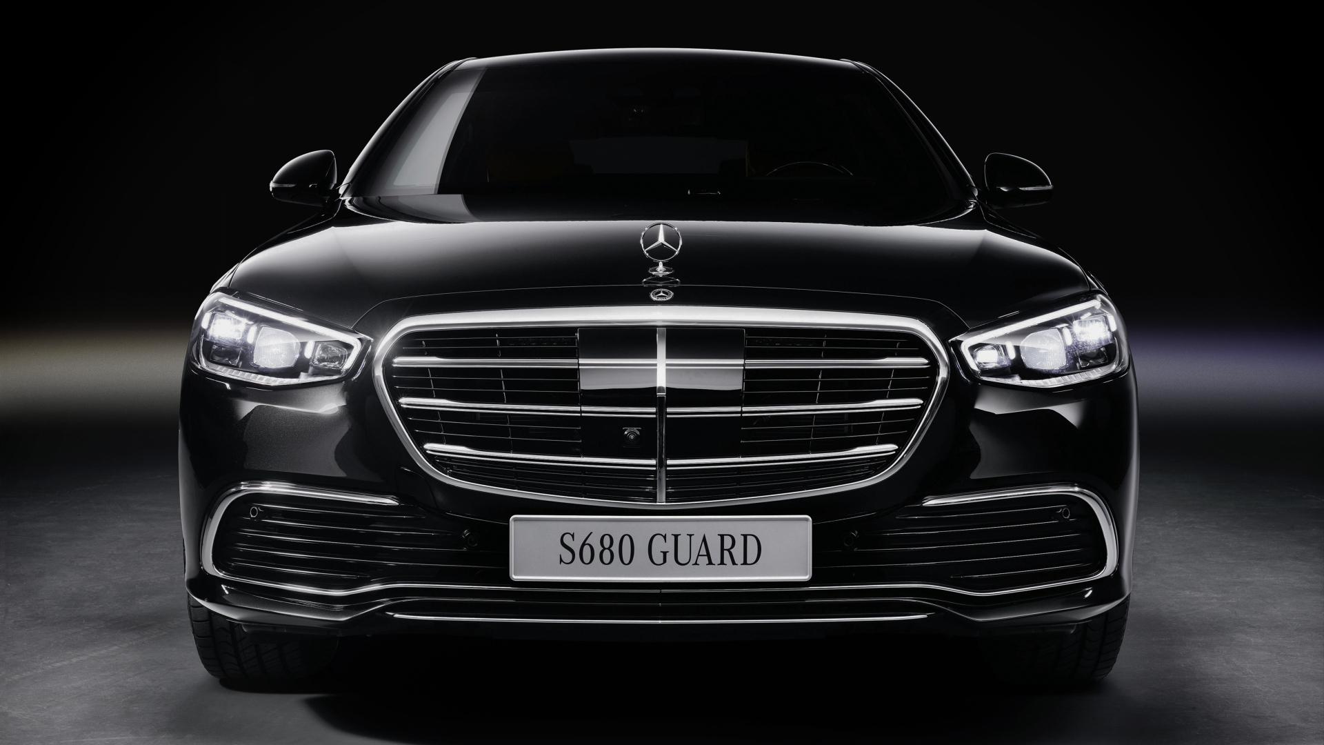 Черный Mercedes-Benz S 680 Guard 4MATIC вид спереди 