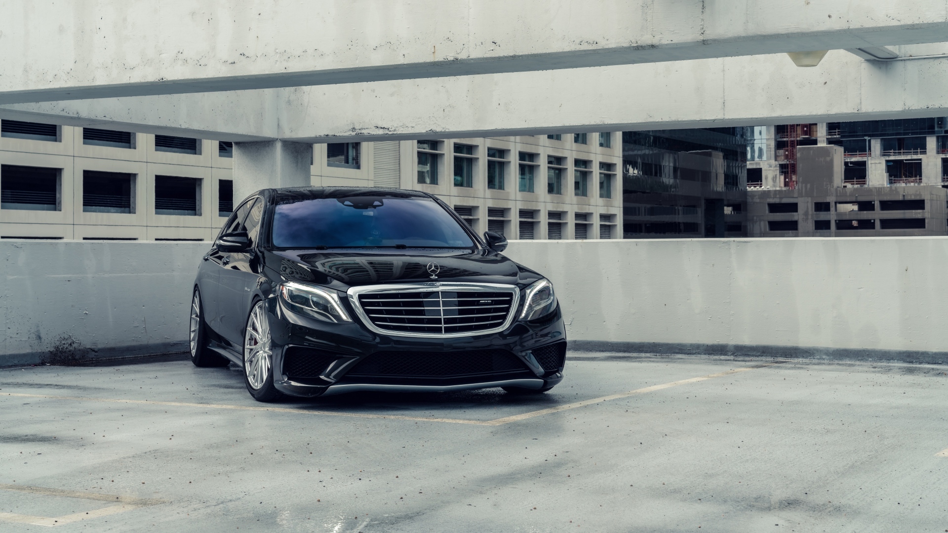 Черный автомобиль Mercedes-Benz S-Coupe S 63 AMG