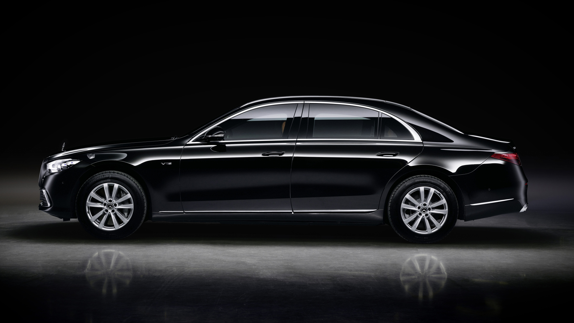 Автомобиль Mercedes-Benz S 680 Guard 4MATIC вид сбоку 