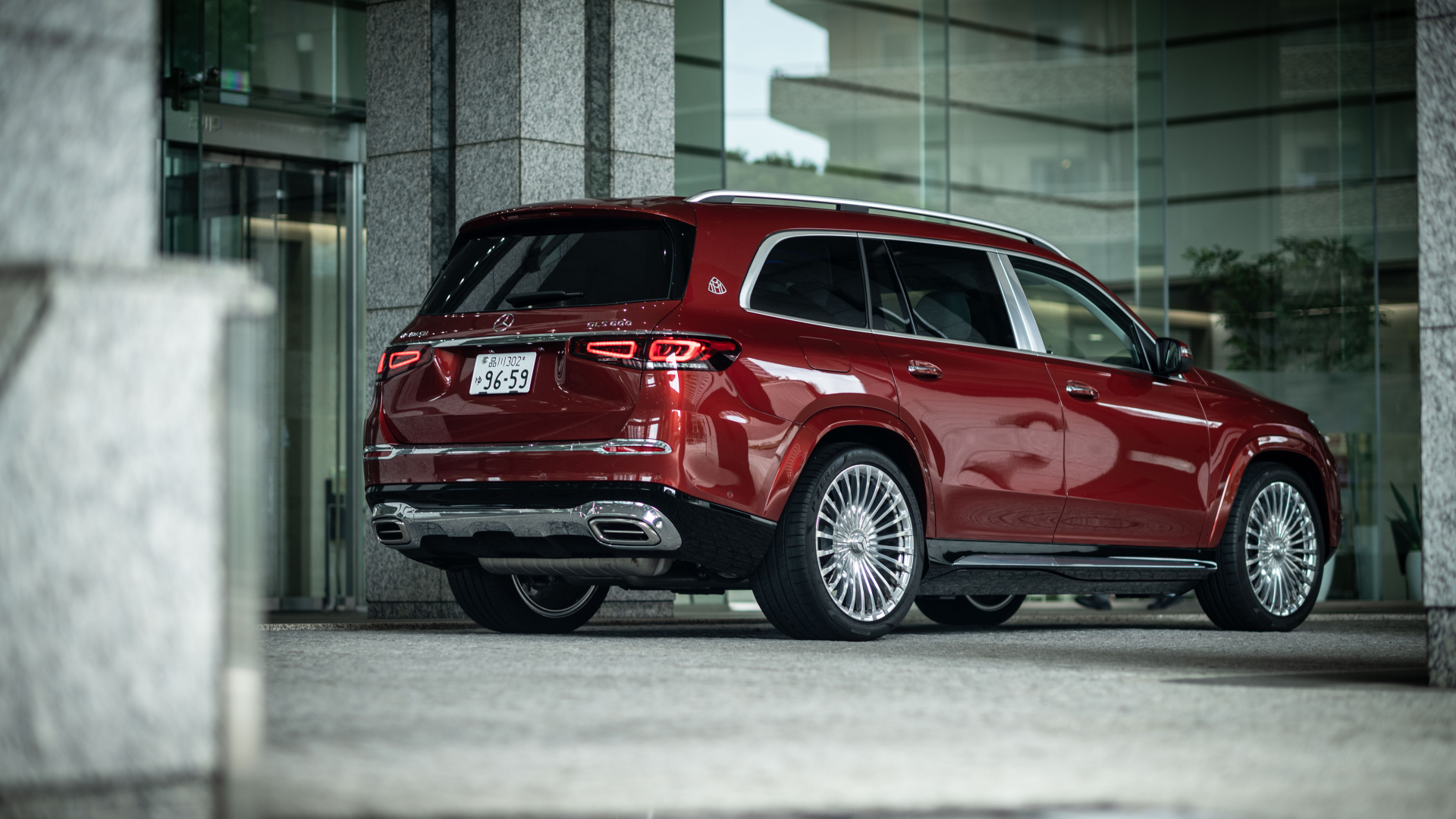 Красный внедорожник Mercedes-Maybach GLS 600 4MATIC 2021 