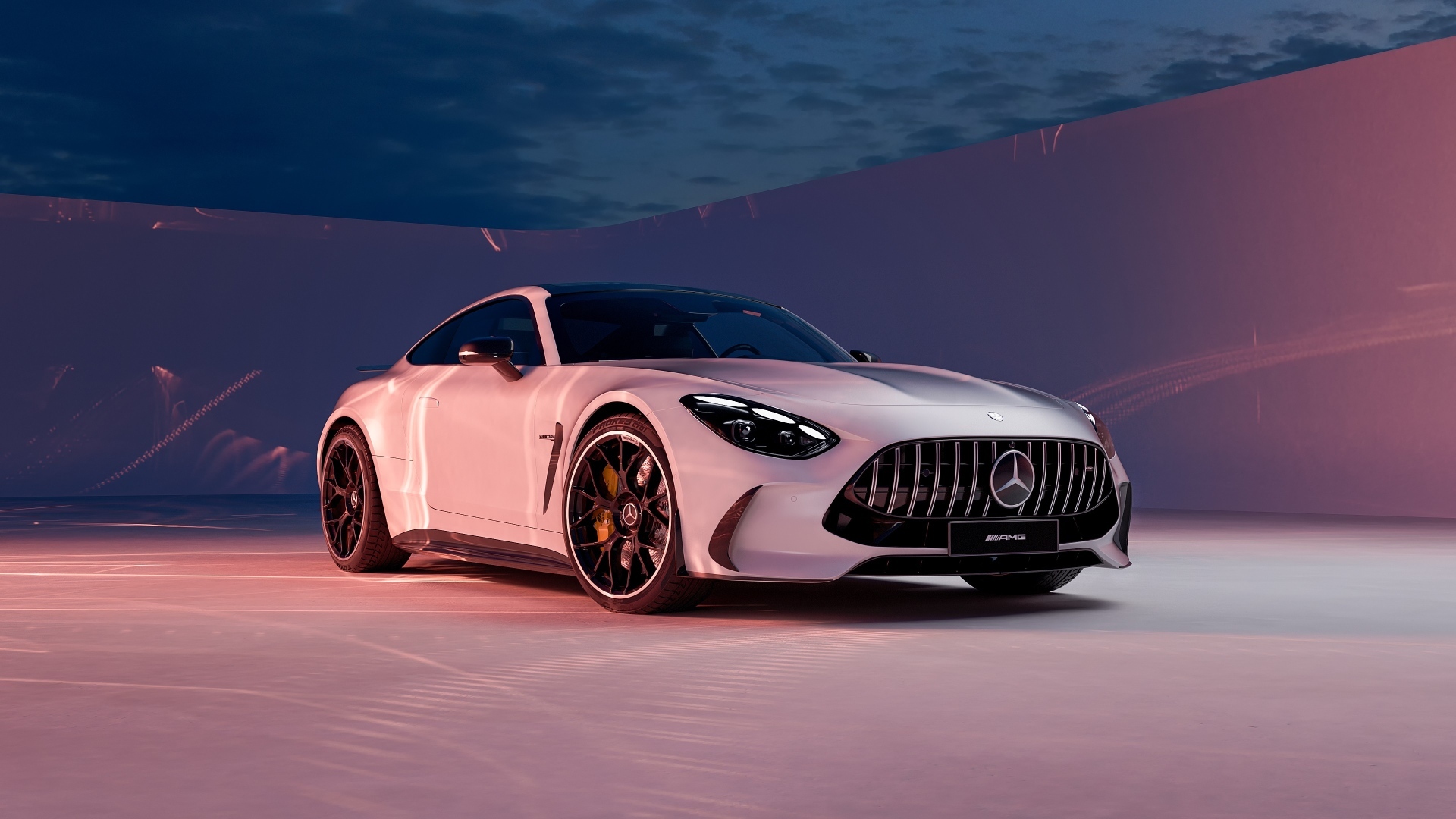 Серебристый автомобиль Mercedes AMG GT 2024 года
