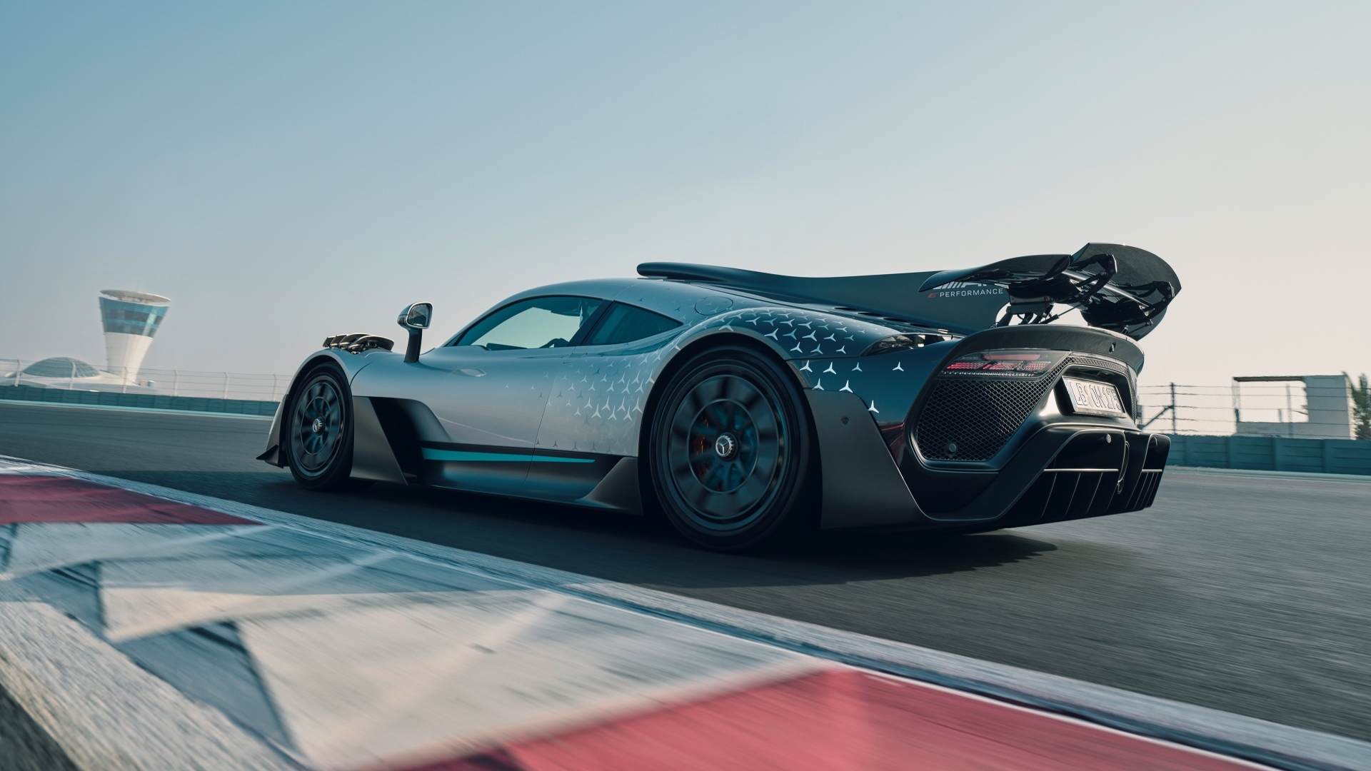 Спортивный автомобиль Mercedes-AMG ONE на трассе