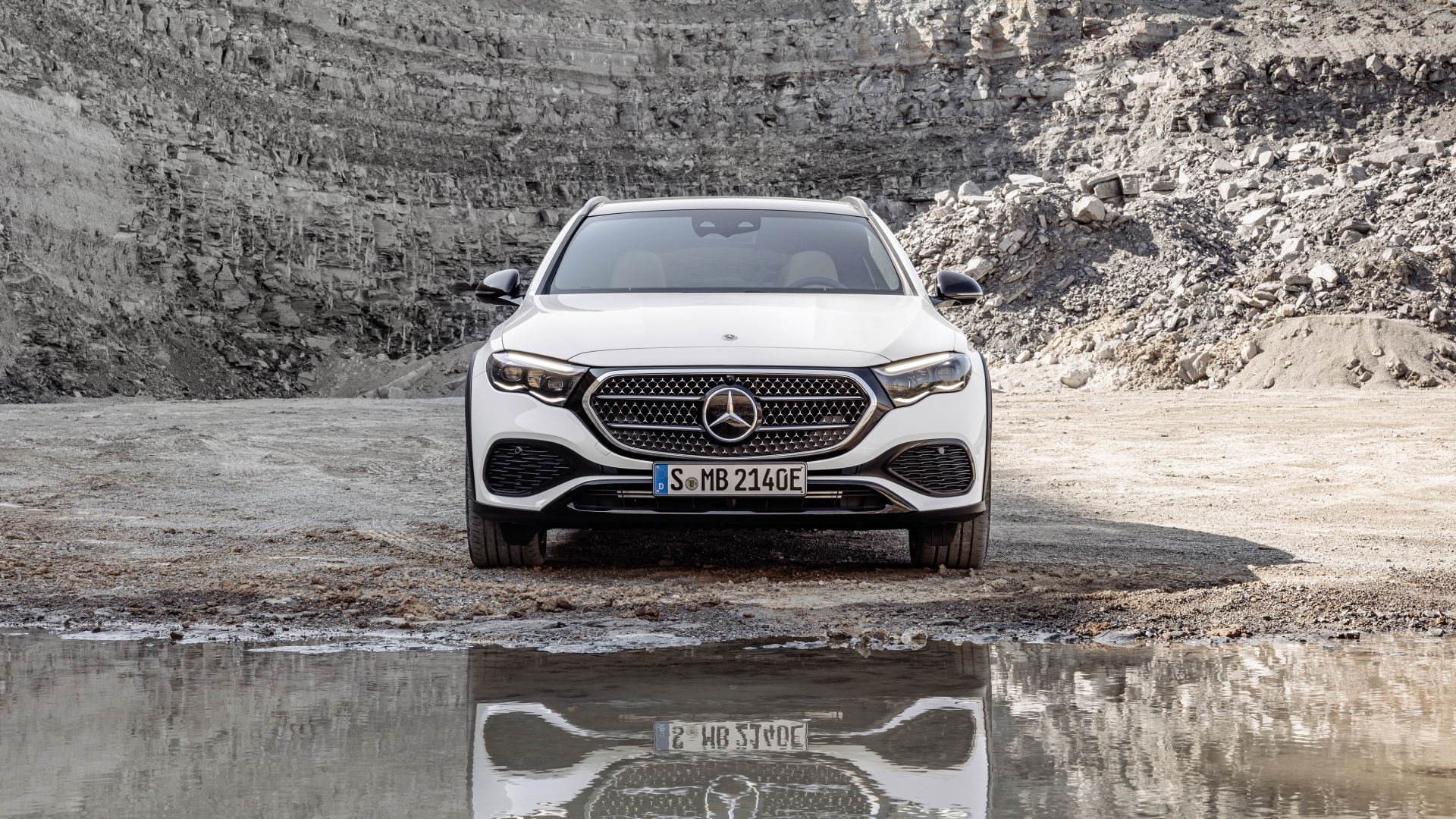 Белый автомобиль Mercedes-Benz E 450 4MATIC All-Terrain 2024 года