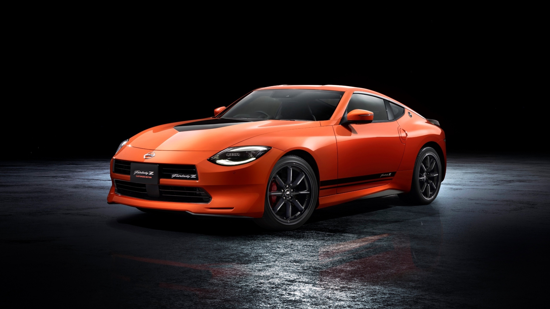 Автомобиль Nissan Fairlady Z Customized Edition 2023 года на черном фоне