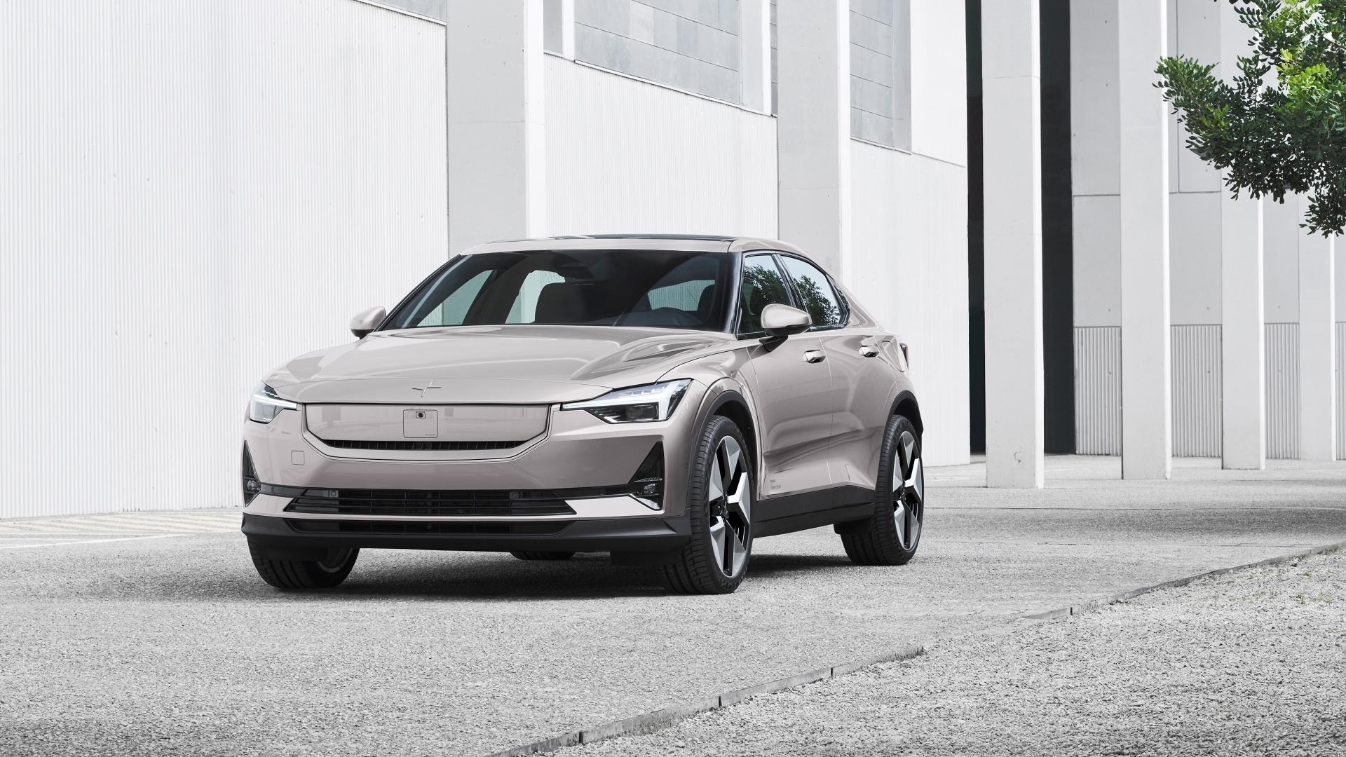 Автомобиль Polestar 2 2023 года у здания