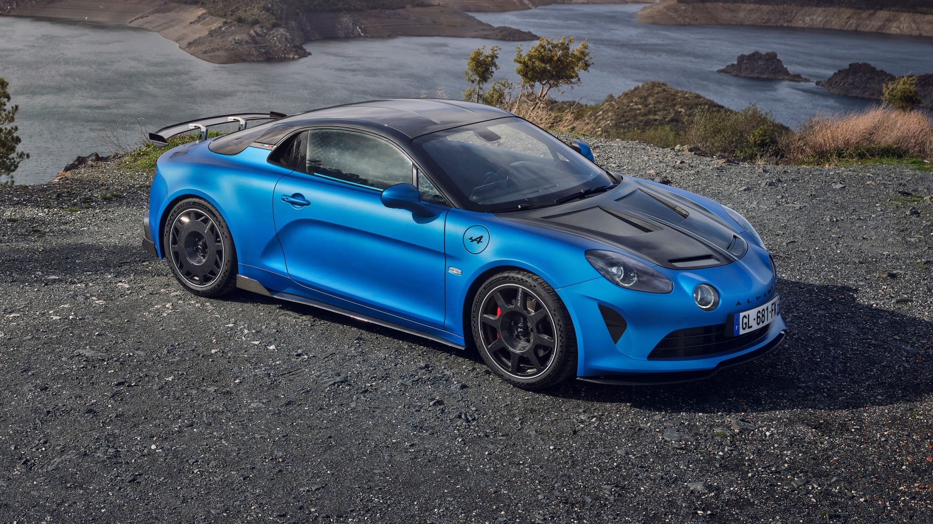 Синий автомобиль Alpine A110 R у воды