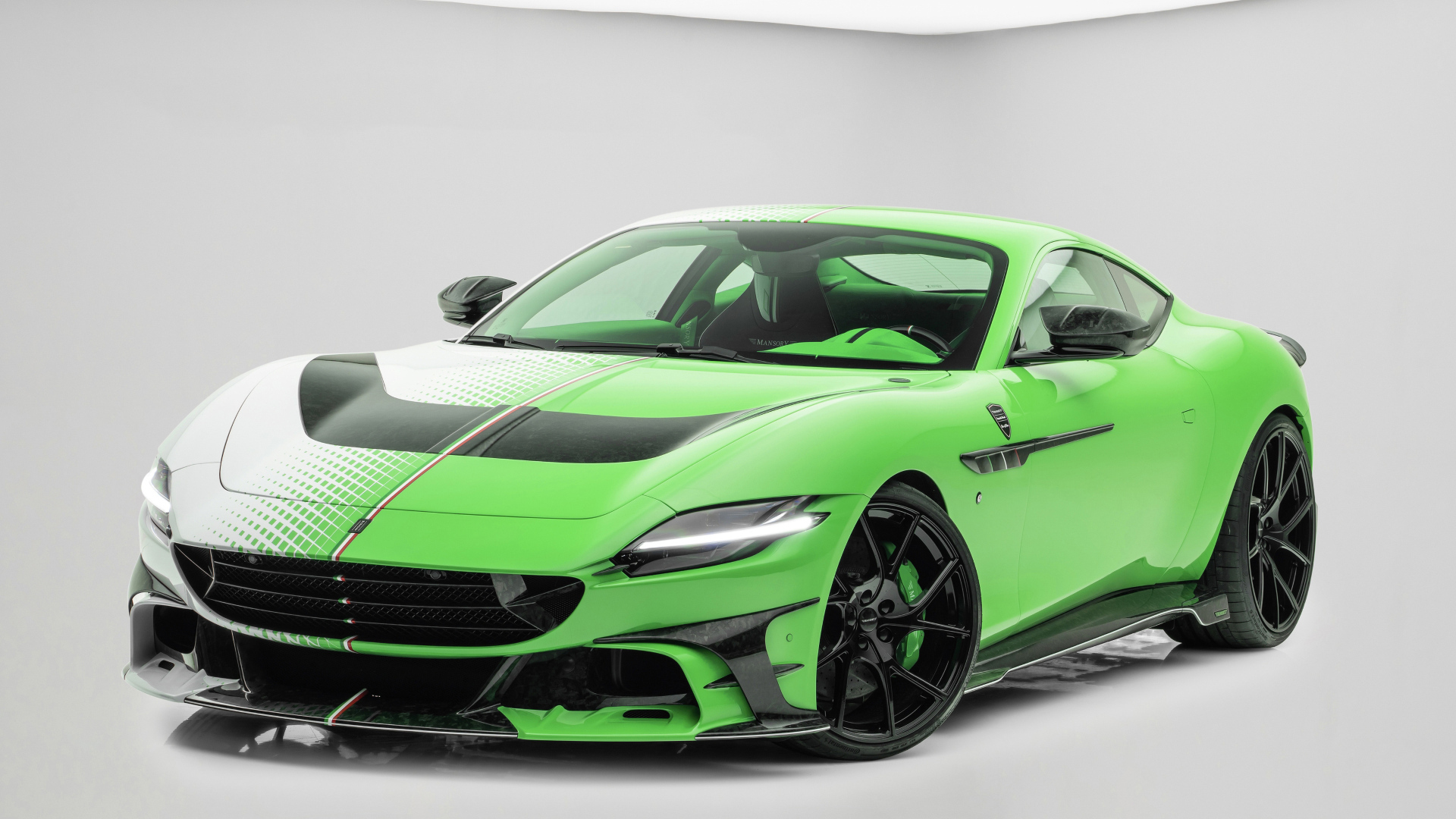 Зеленый автомобиль Mansory Tempesta Verde Ferrari Roma