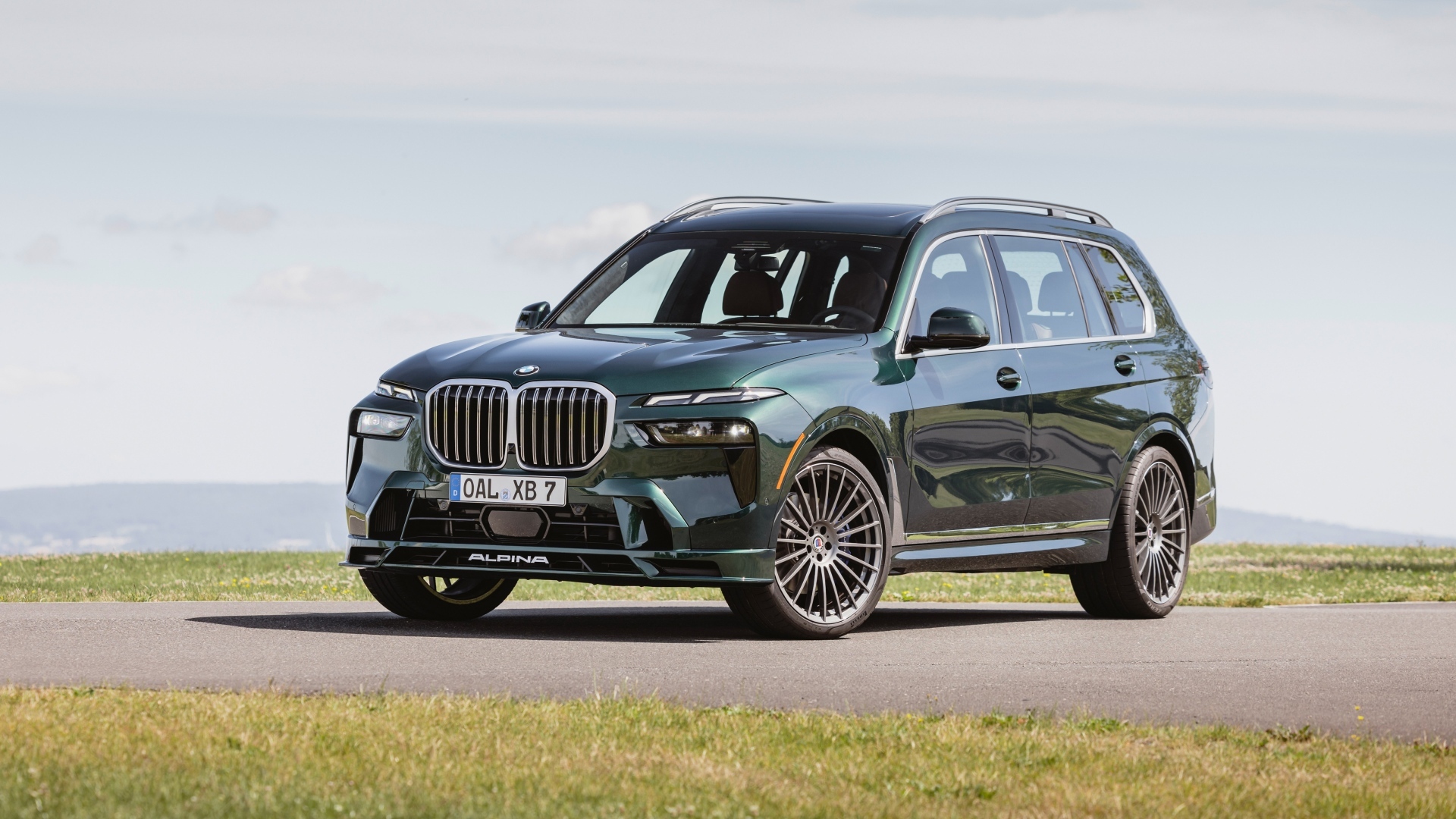 Новый автомобиль Alpina XB7 2023 года