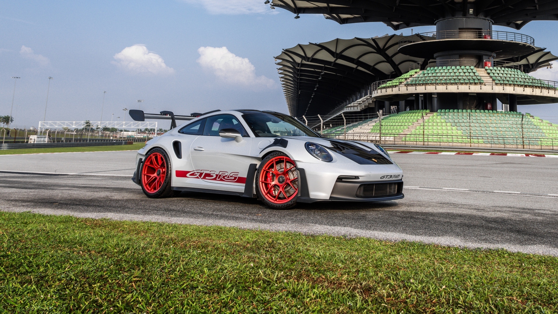 Гоночный автомобиль Porsche 911 GT3 RS Weissach Package 2023 года на трассе