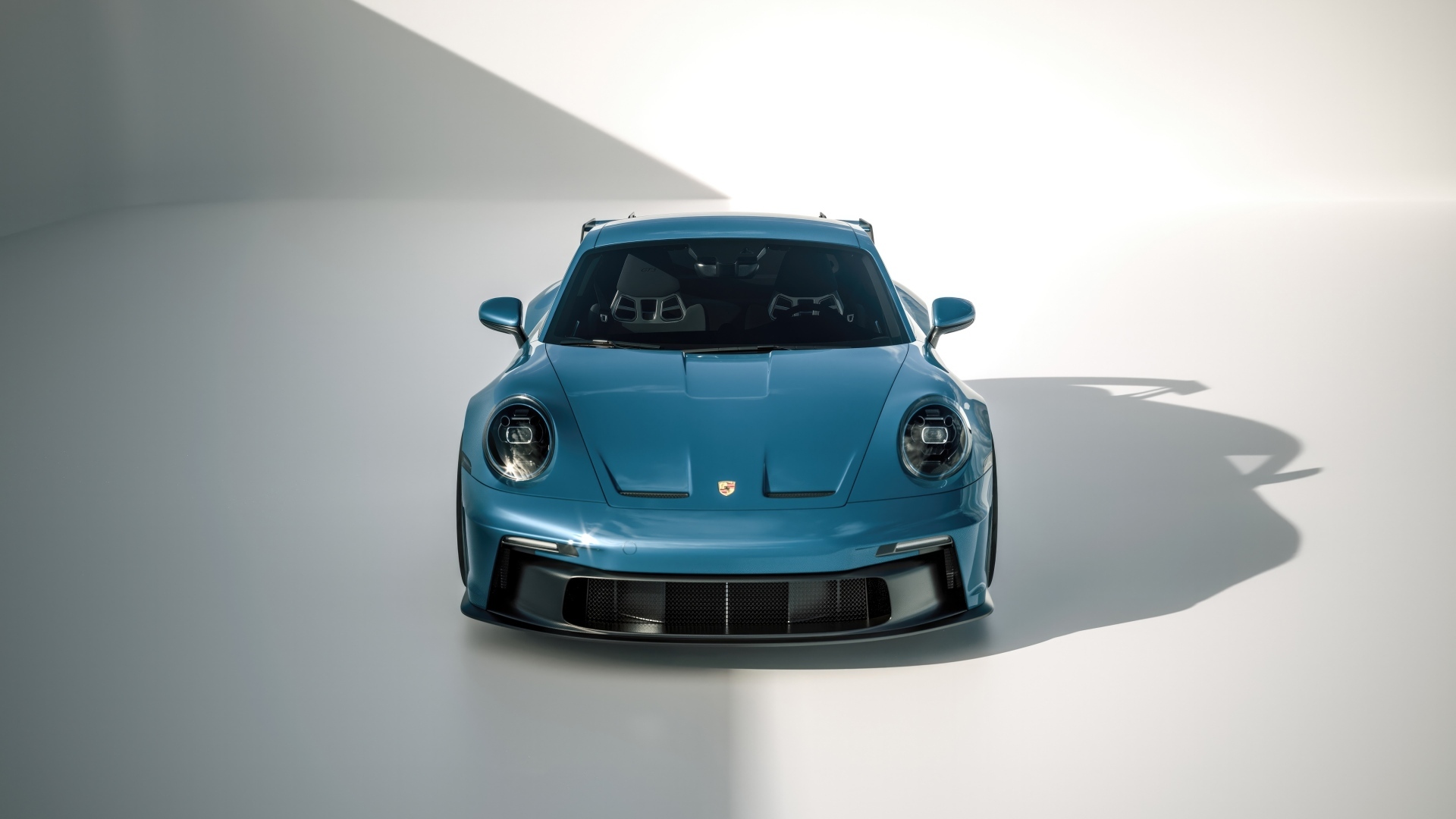 Синий автомобиль Porsche 918 вид спереди на сером фоне