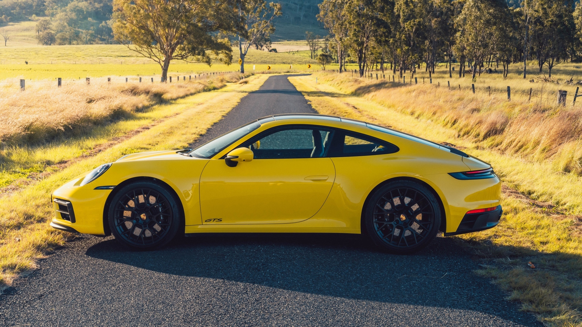 Автомобиль Porsche 911 Carrera GTS вид сбоку