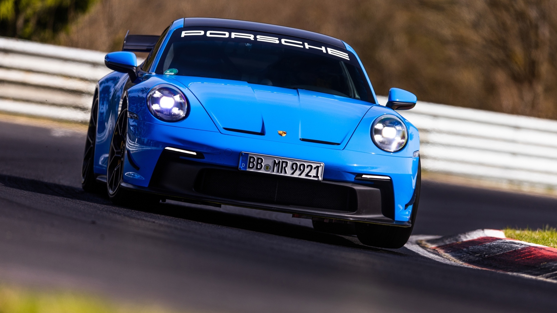 Автомобиль Porsche 911 GT3 вид спереди