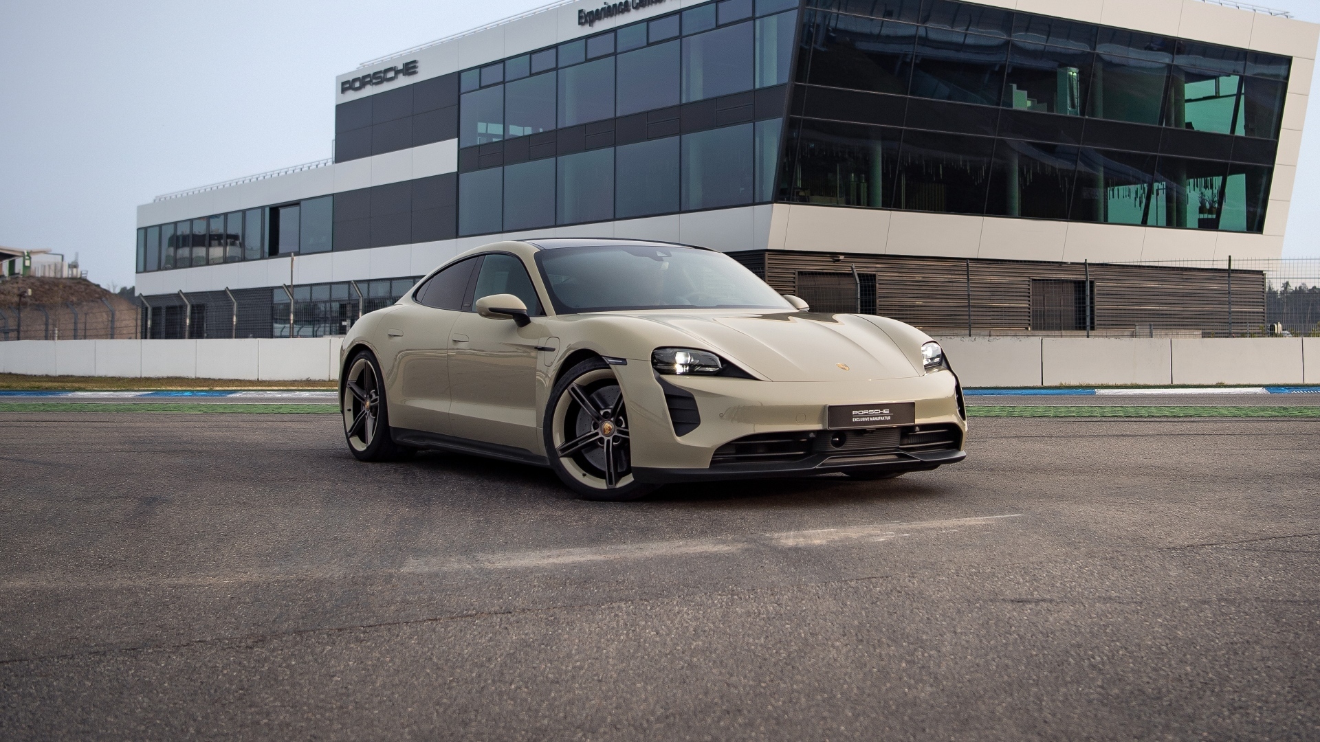 Автомобиль Porsche Taycan GTS у здания