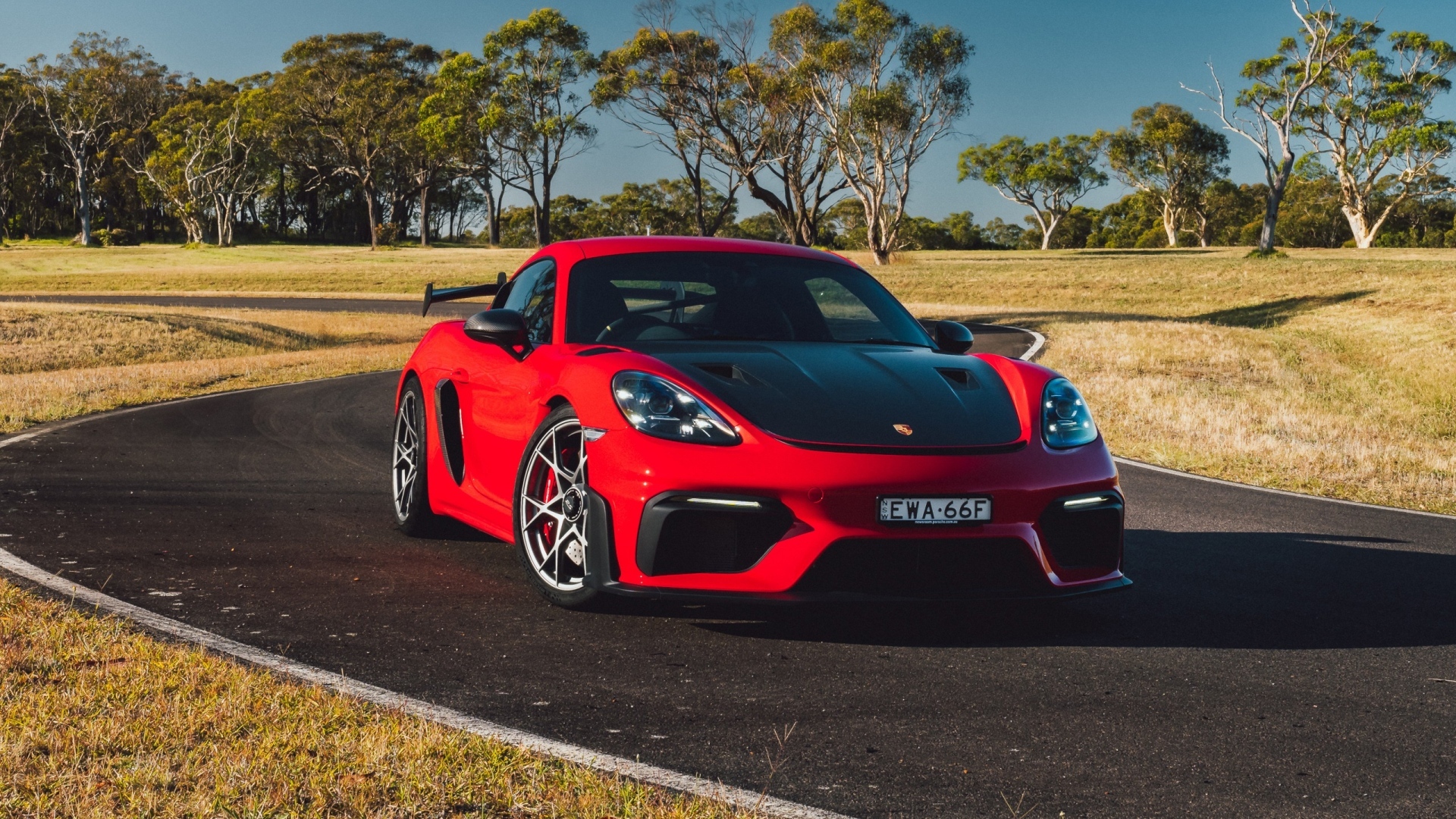 Красный Porsche 718 Cayman GT4 RS Weissach Package 2023 года