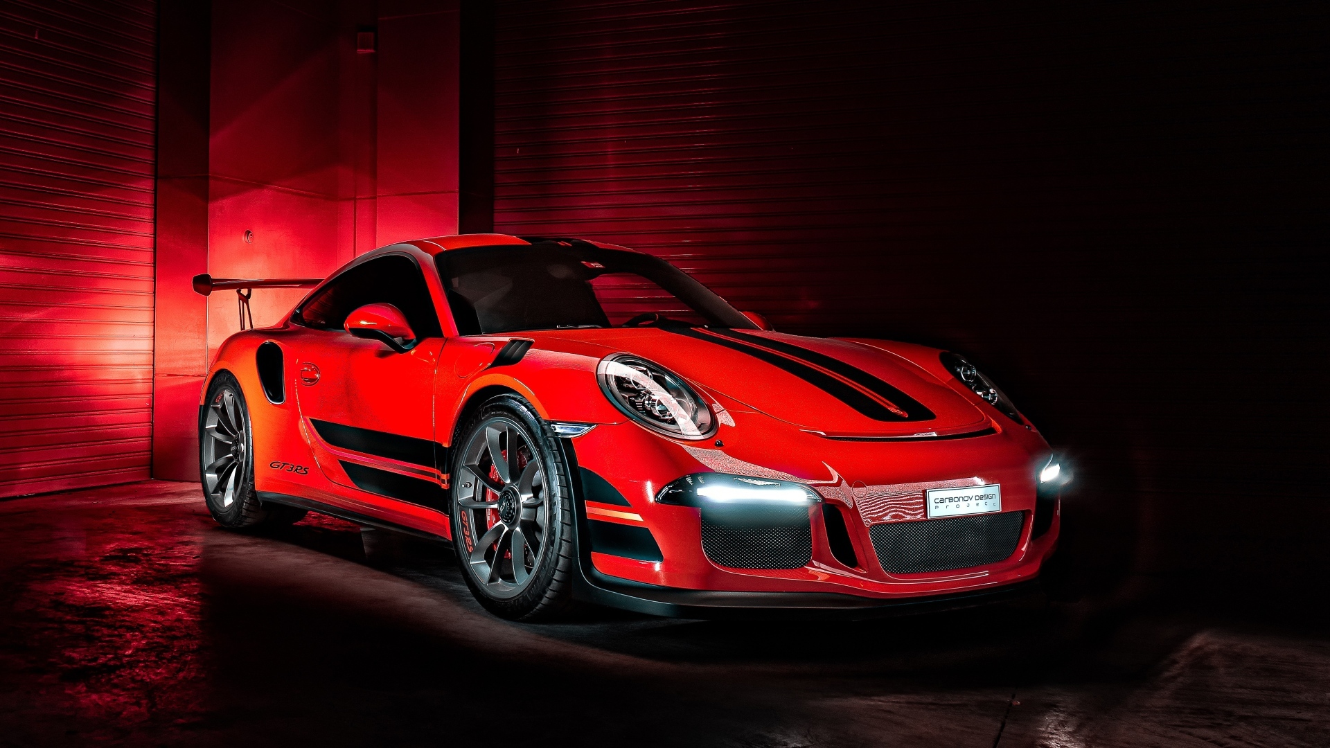 Красный быстрый Porsche 911 GT3 RS в гараже