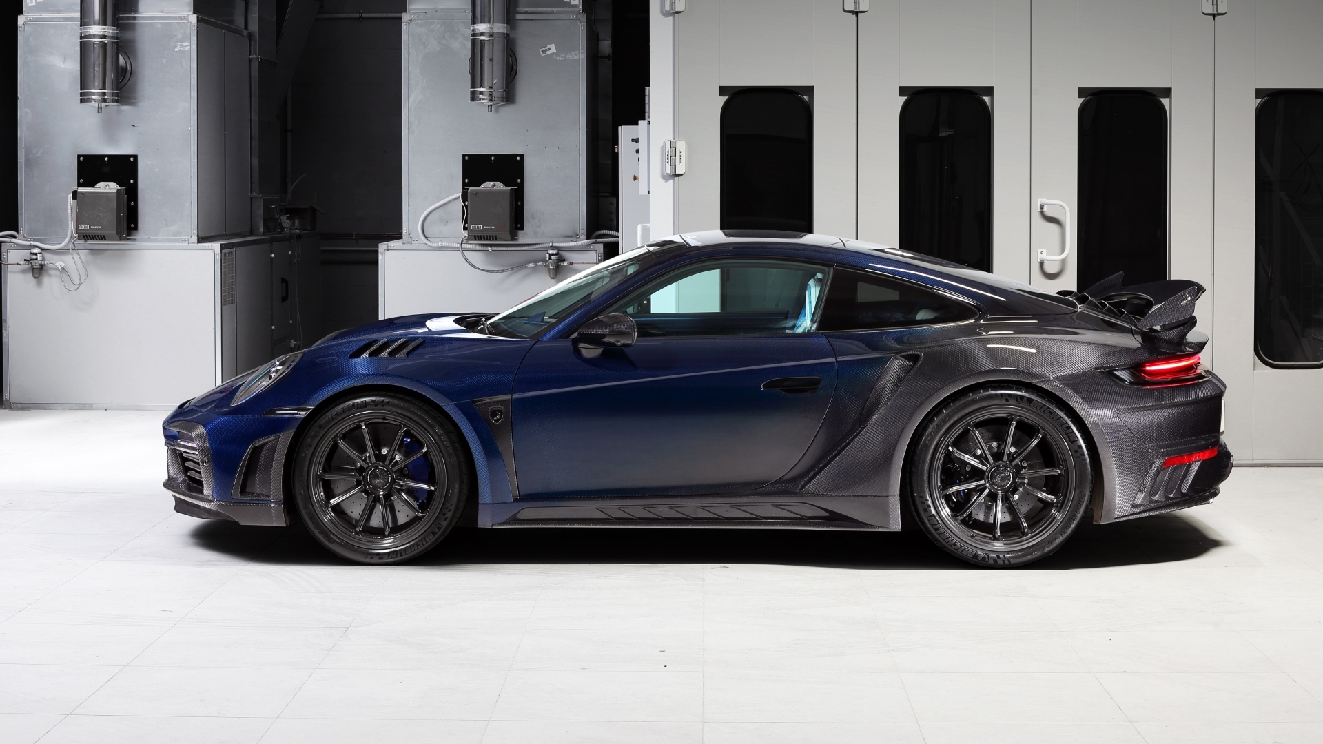 Вид сбоку на автомобиль Porsche 911 Turbo S Stinger GTR