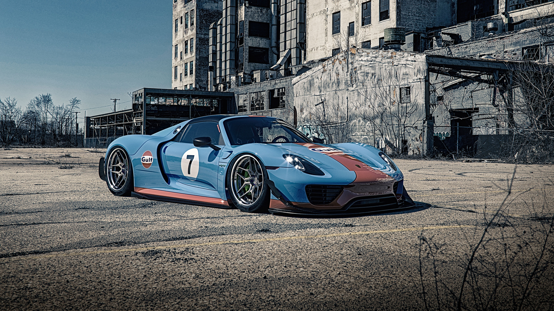 Спортивный автомобиль Porsche 918 Gulf у старого здания