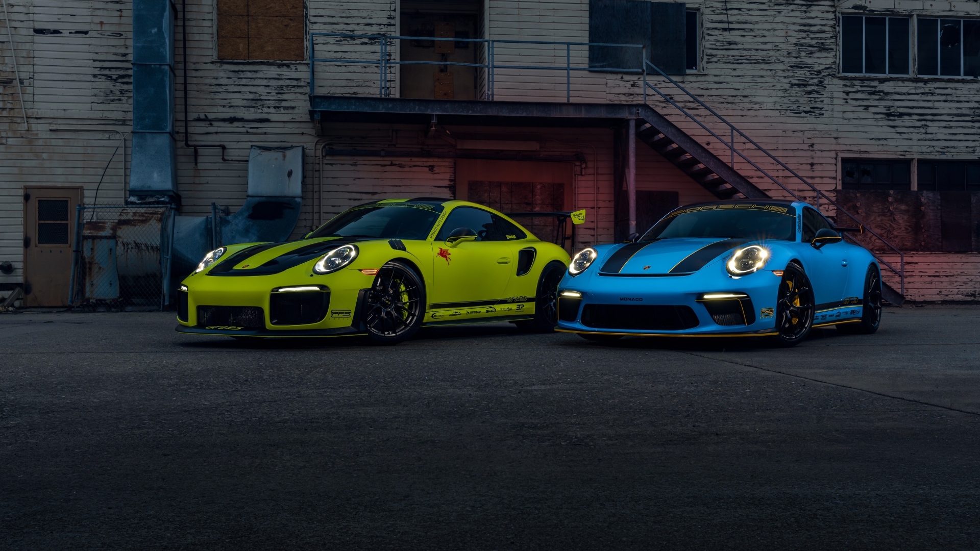 Два спортивных автомобиля Porsche 911 GT2 RS & GT3 RS