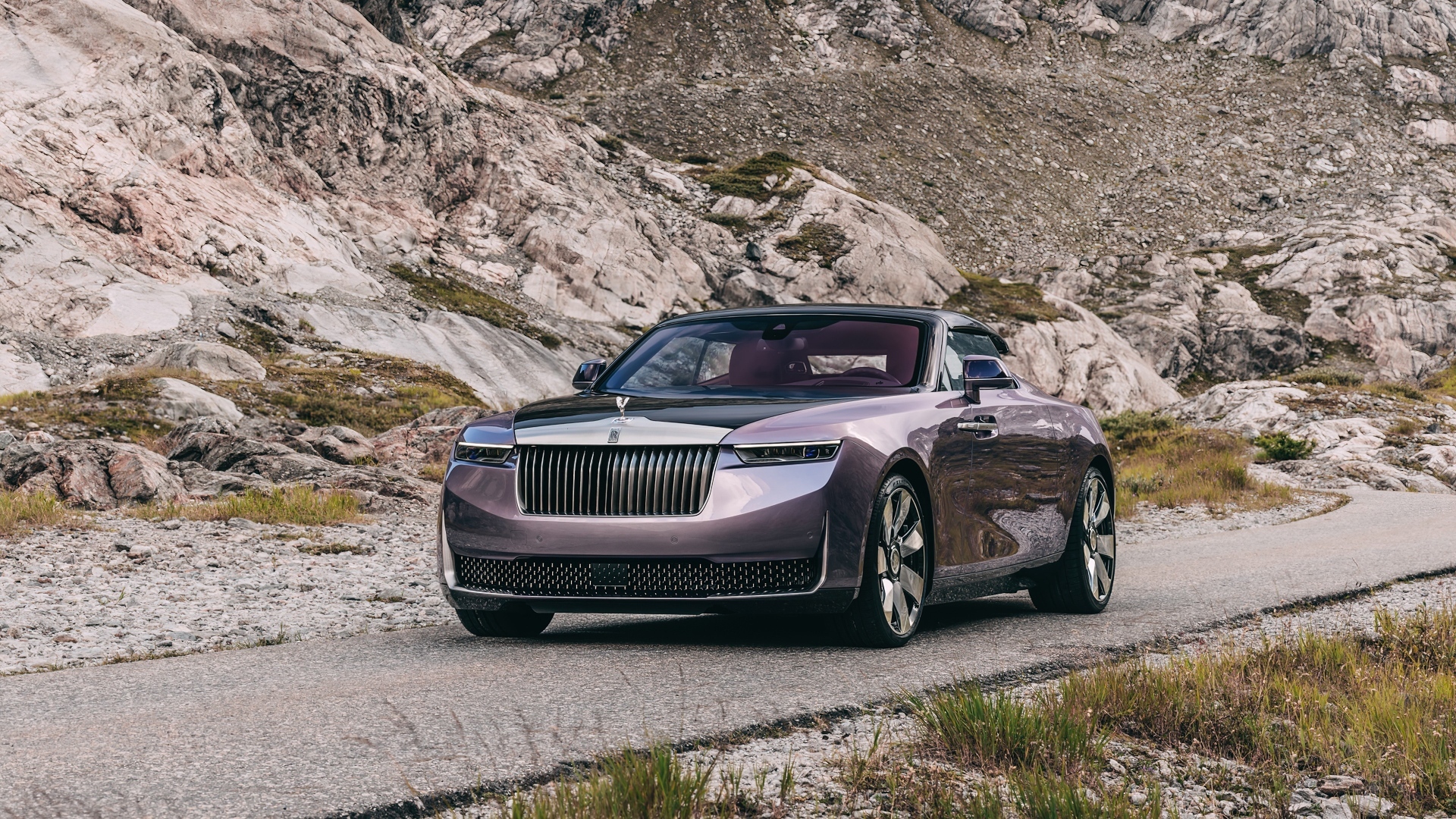 Автомобиль Rolls-Royce Amethyst Droptail 2023 года в горах