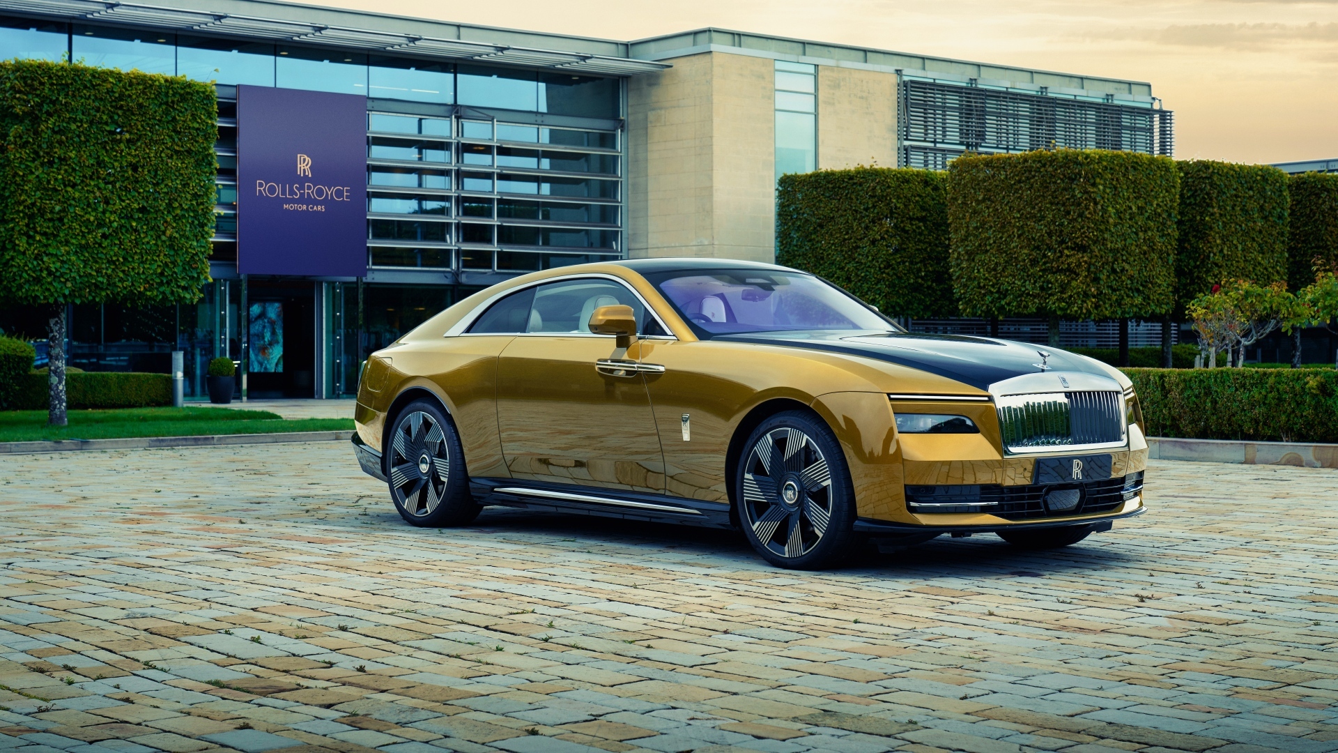 Красивый автомобиль Rolls-Royce Spectre у дома