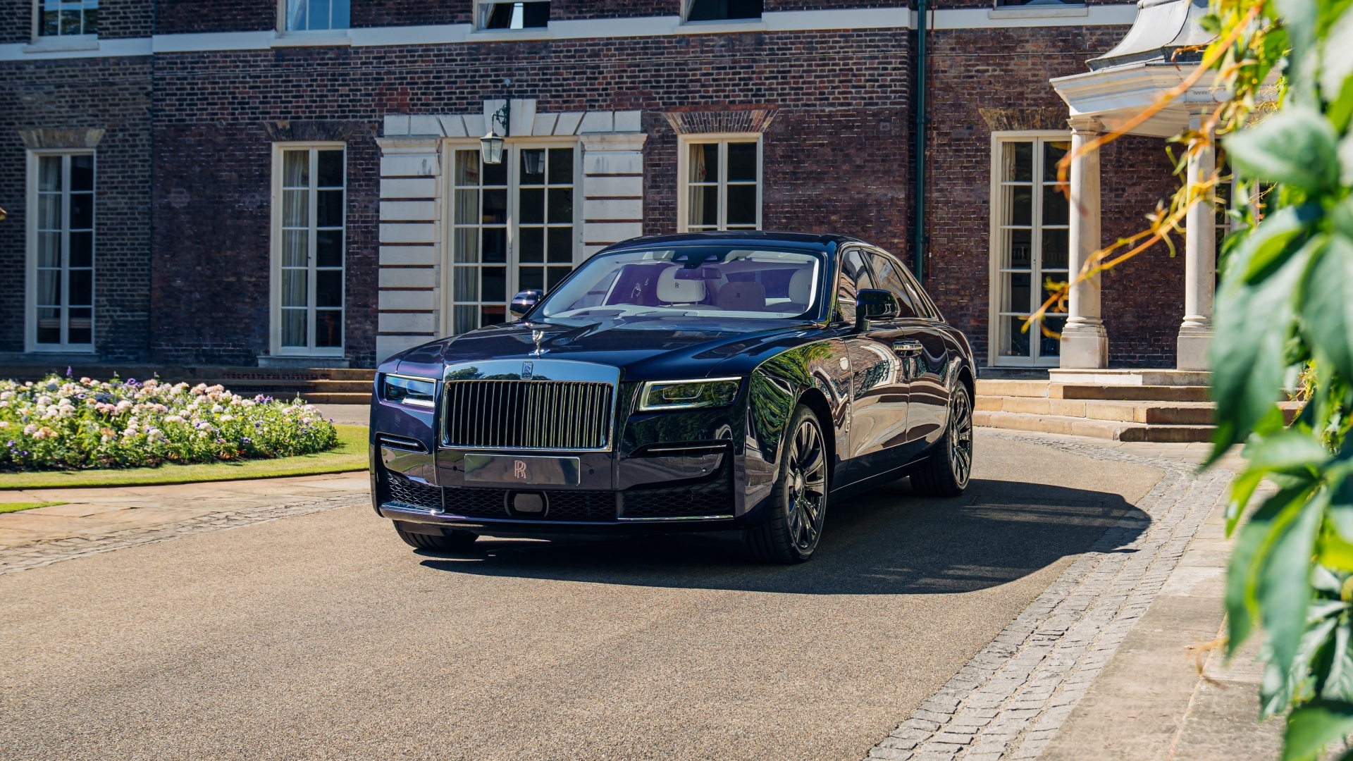 Черный автомобиль  Rolls-Royce Ghost у дома