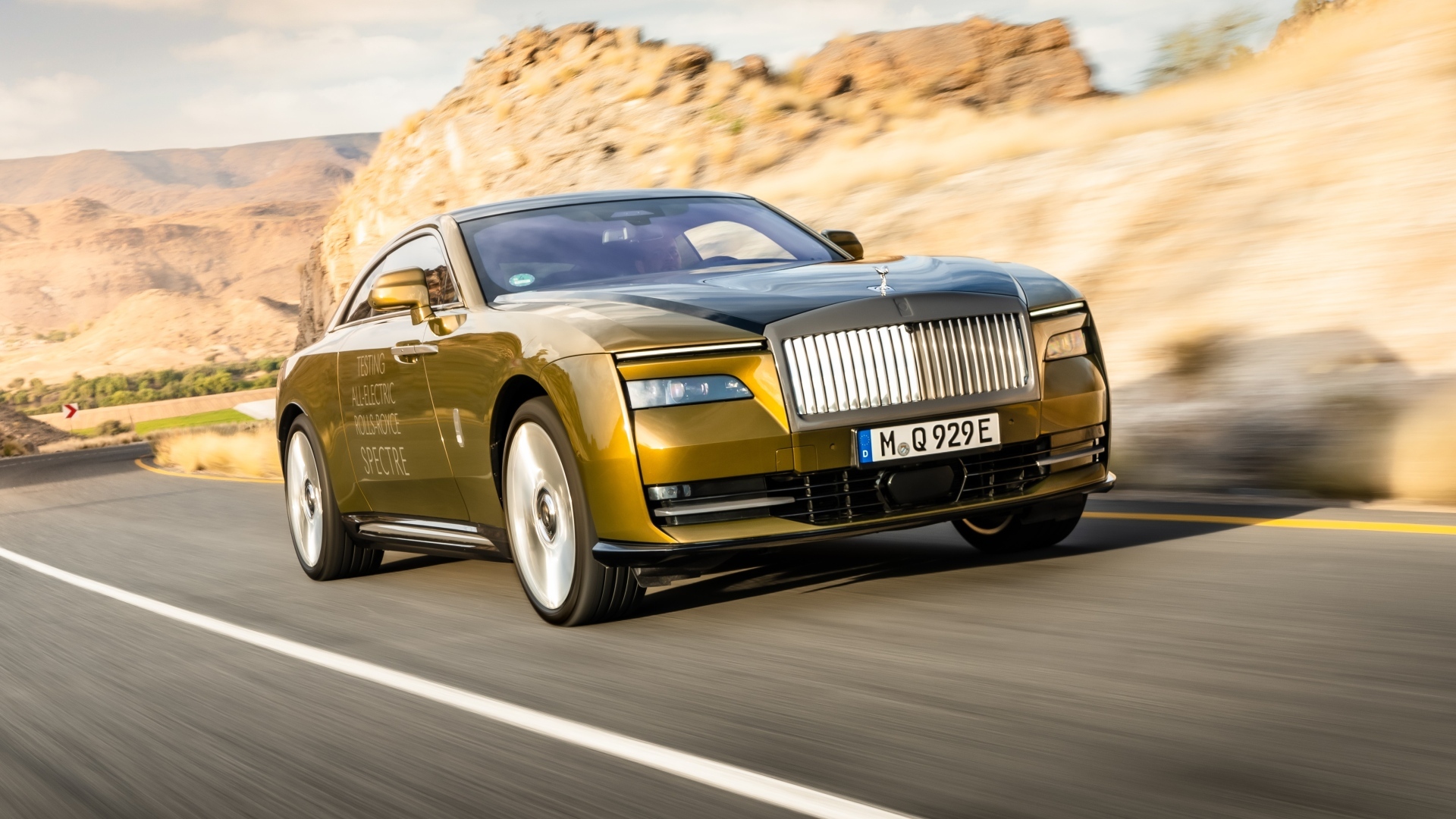 Дорогой автомобиль Rolls-Royce Spectre на трассе