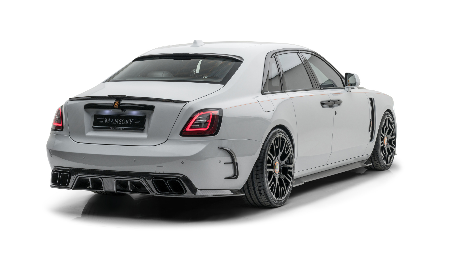 Серый автомобиль Mansory Rolls-Royce Ghost 2021 года на белом фоне 