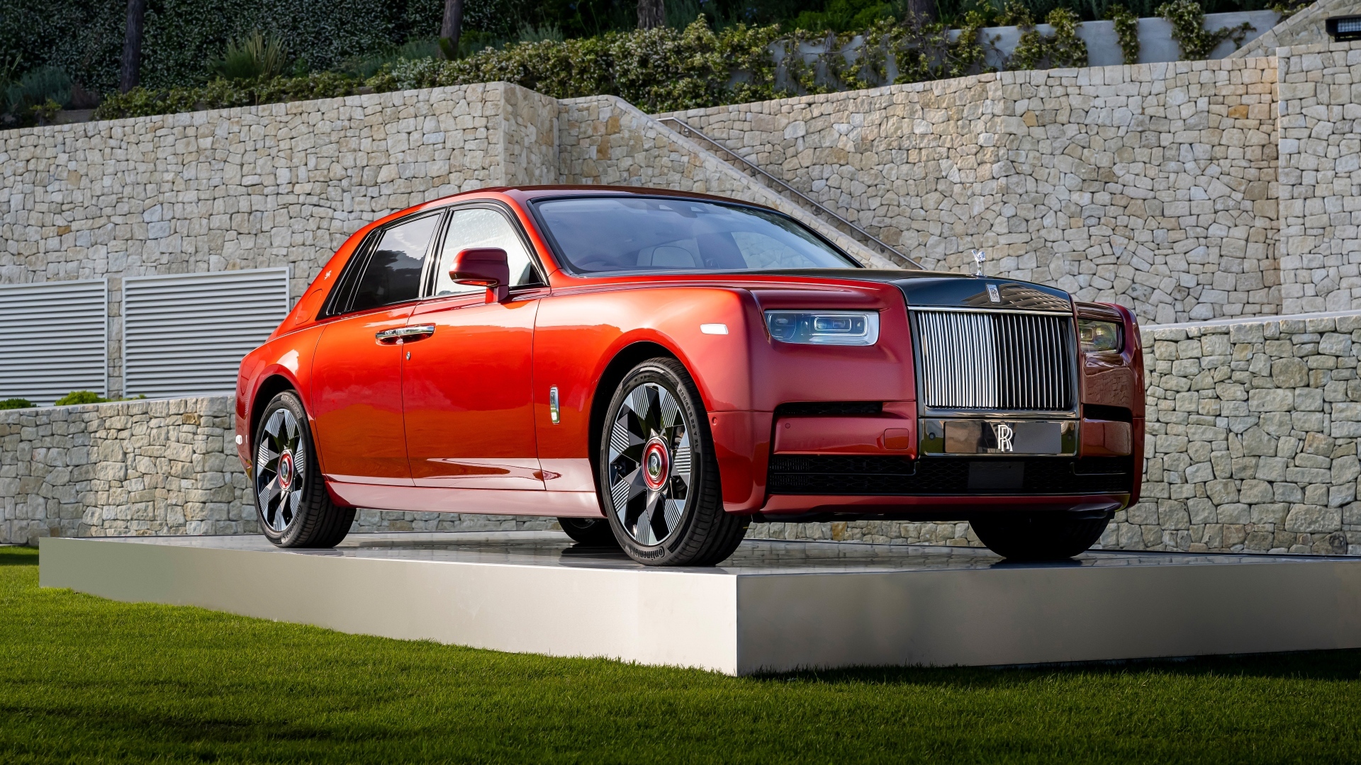 Красный автомобиль Rolls-Royce Phantom 2022 года