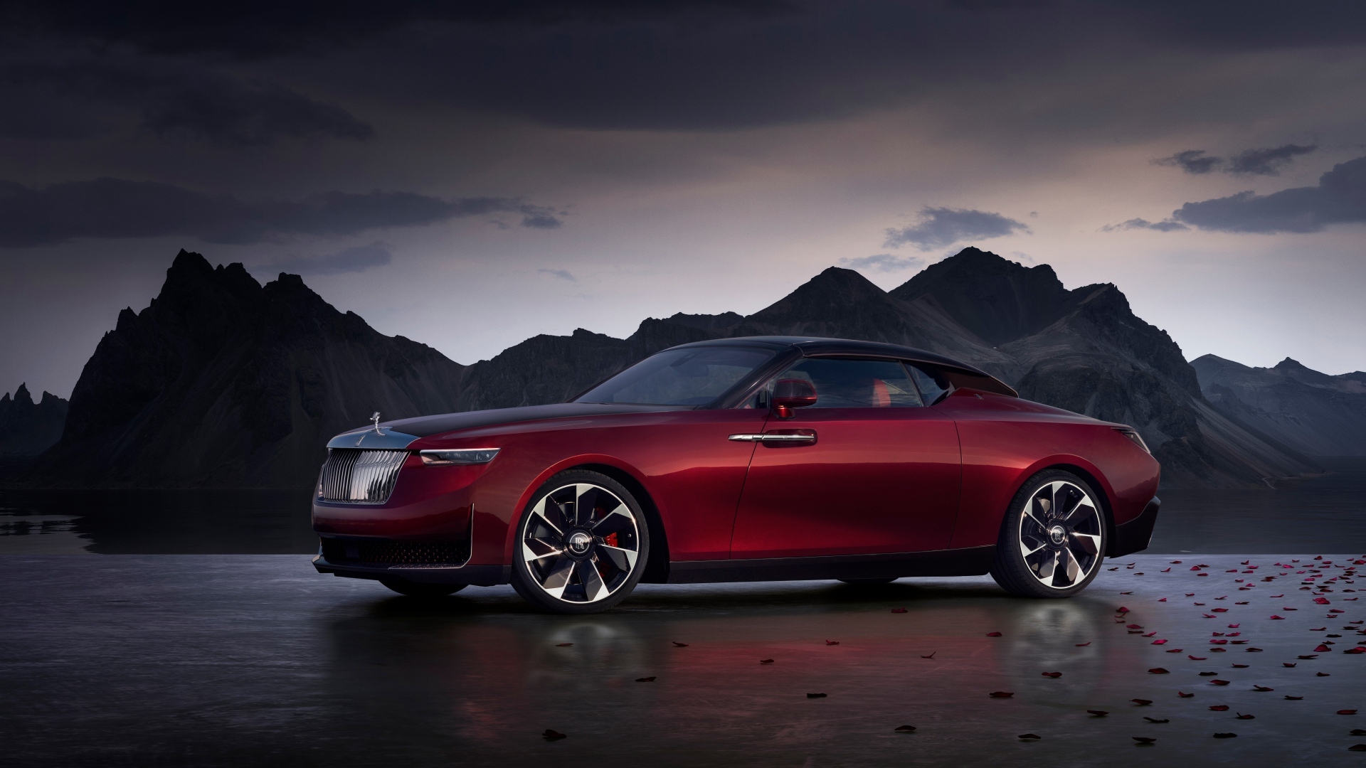 Автомобиль Rolls-Royce La Rose Noire Droptail 2023 года на фоне гор