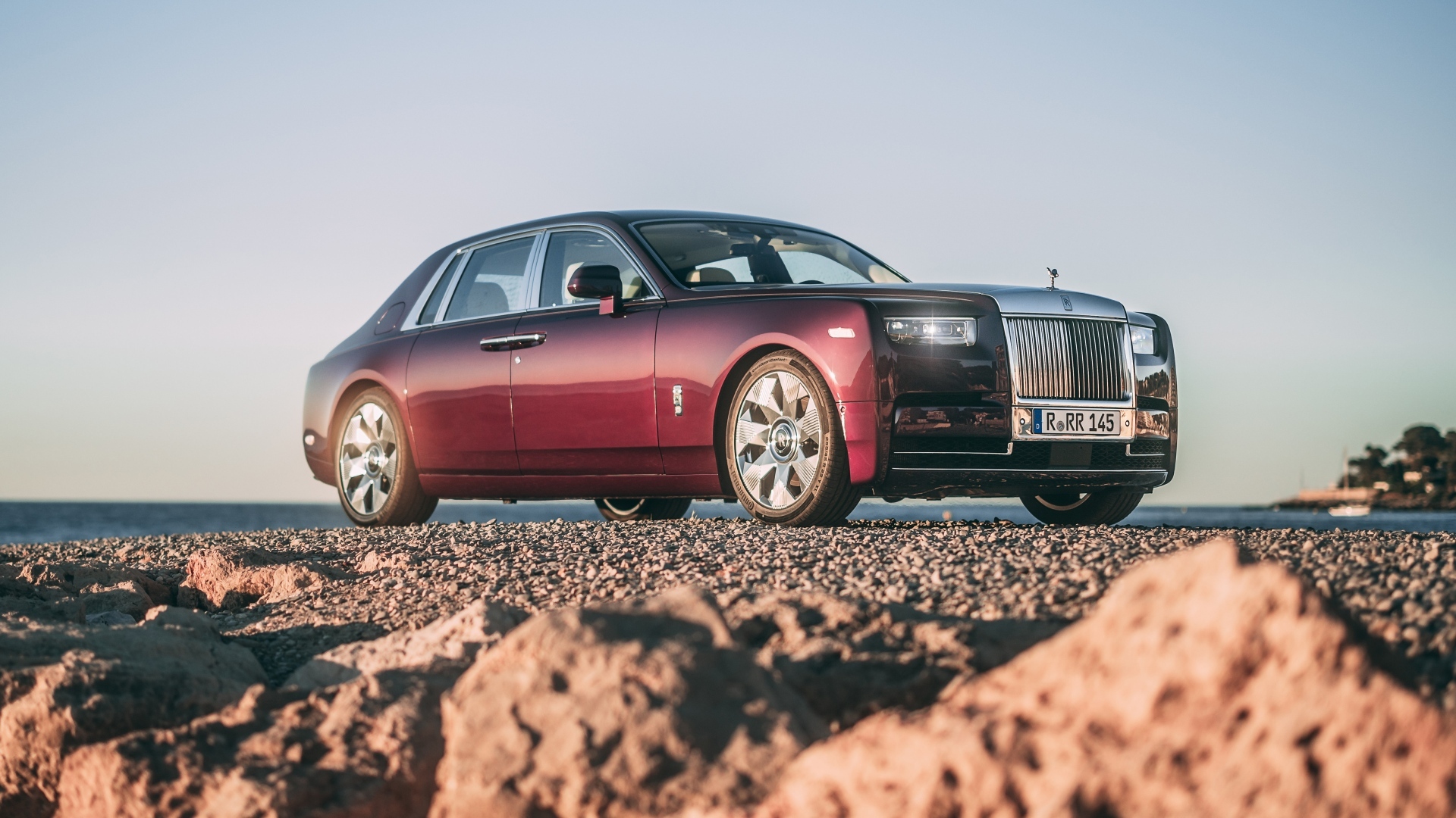 Автомобиль Rolls-Royce Phantom на песке