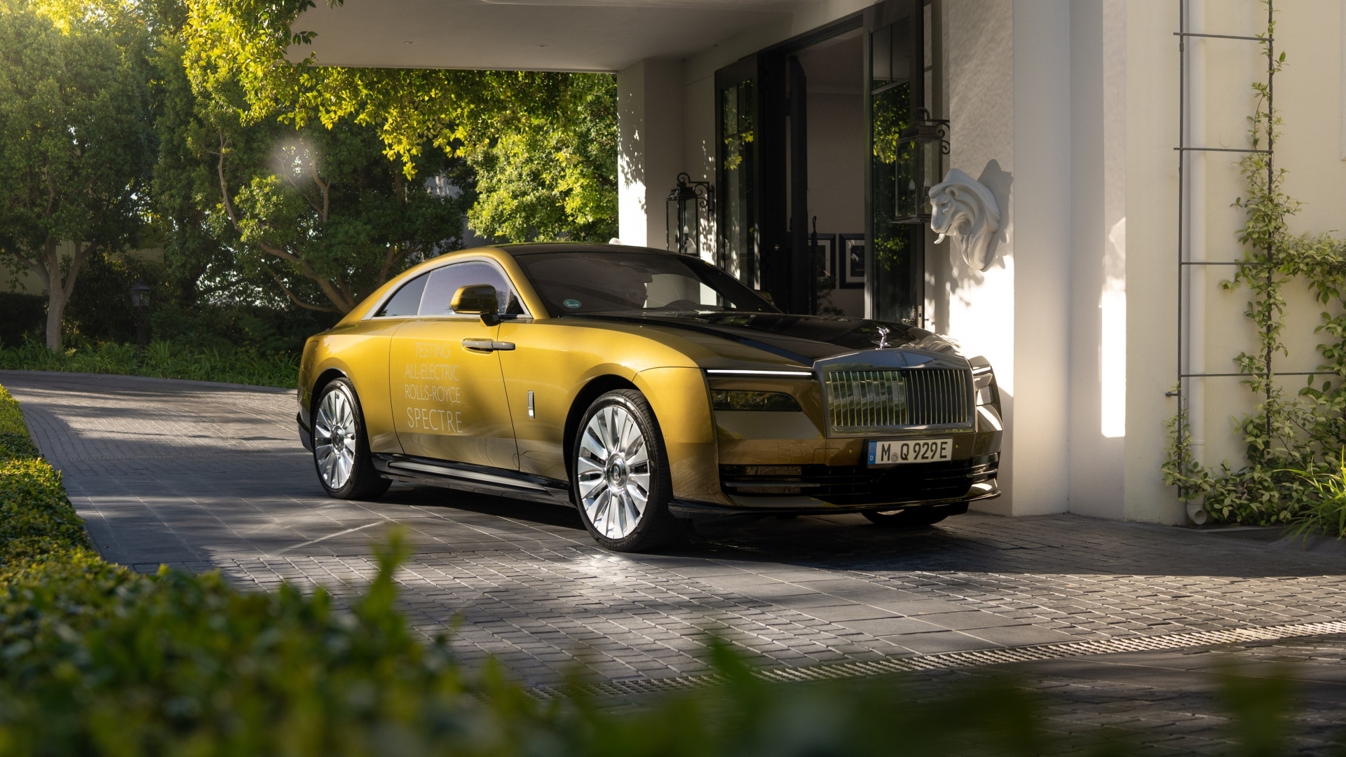 Автомобиль Rolls-Royce Spectre у дома