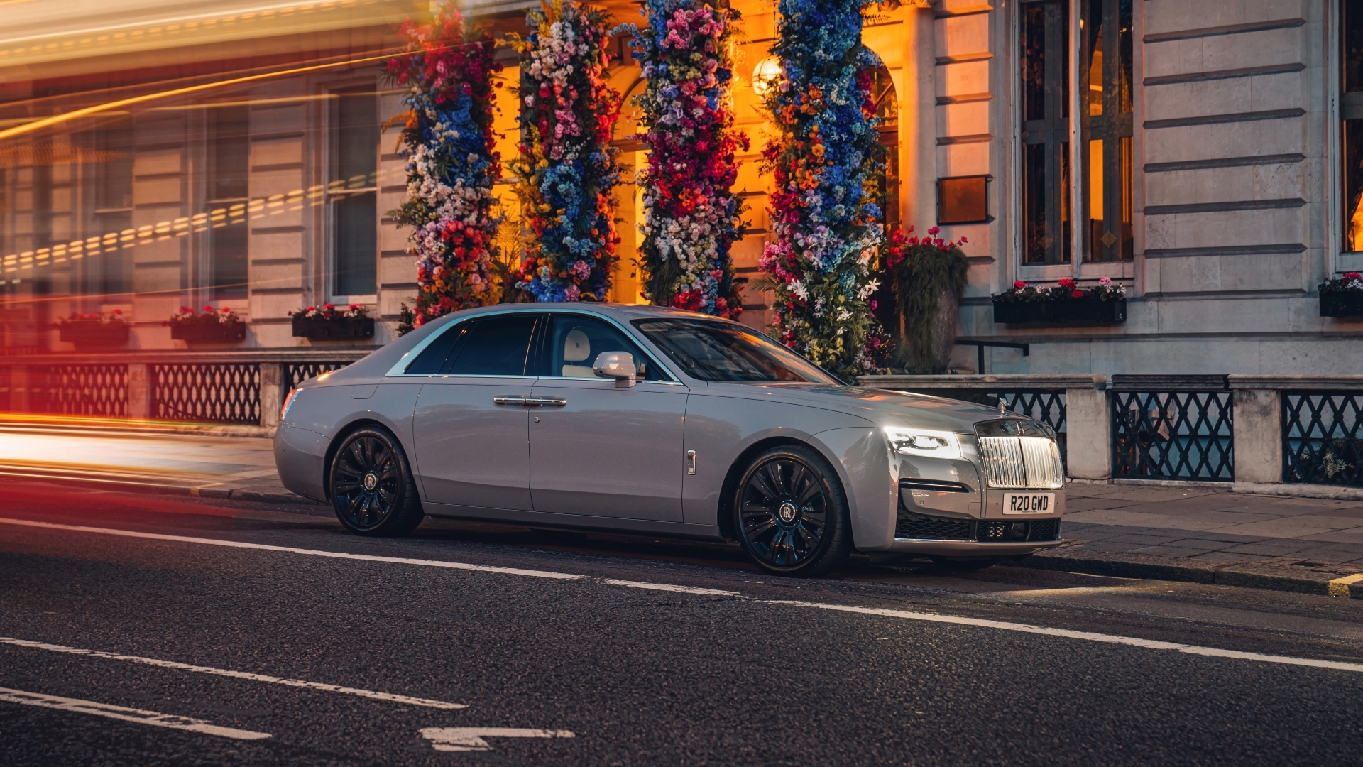 Серебристый автомобиль Rolls-Royce Ghost 2023 года