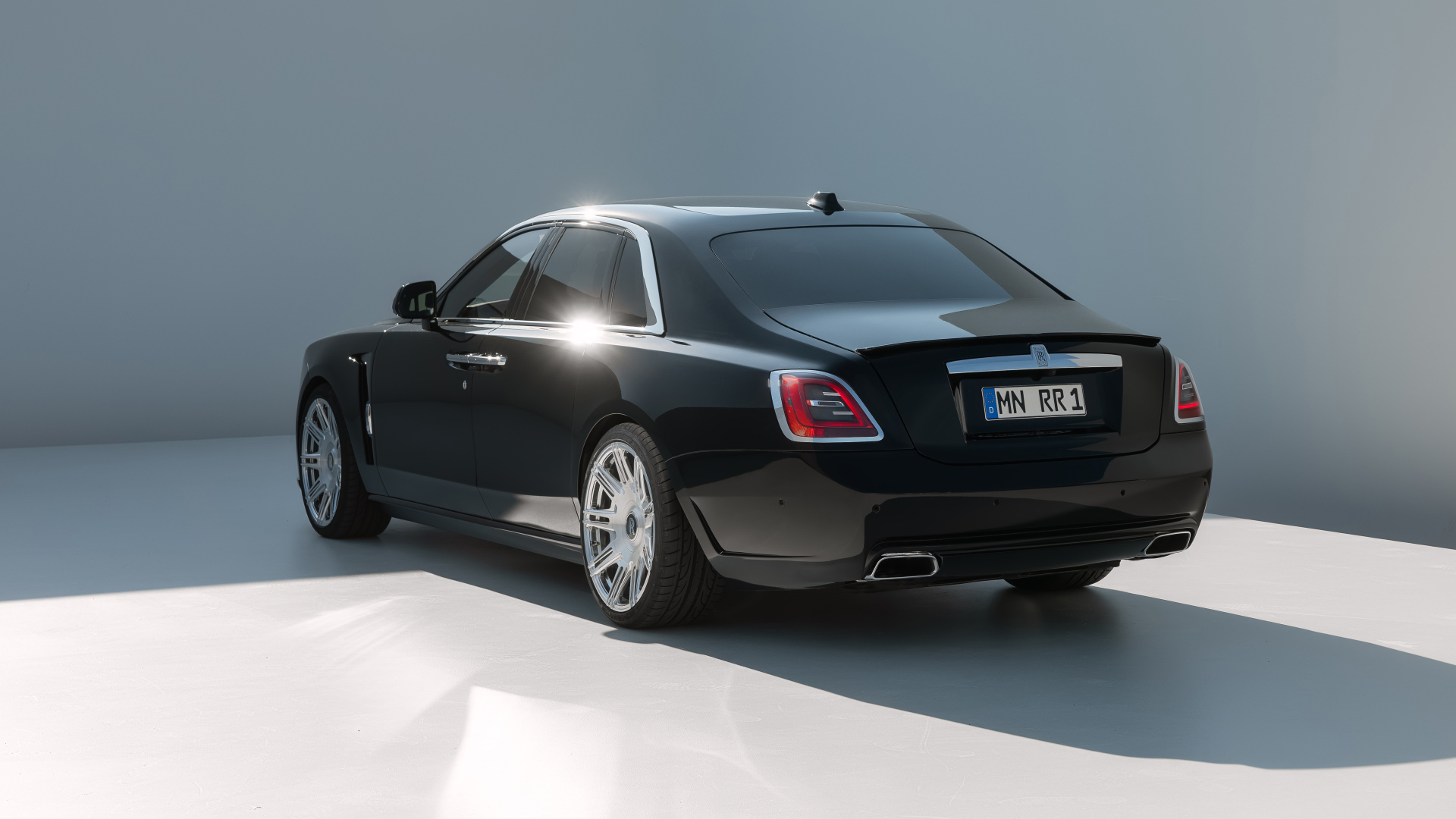 Стильный черный автомобиль Rolls-Royce Ghost 2023 года вид сзади