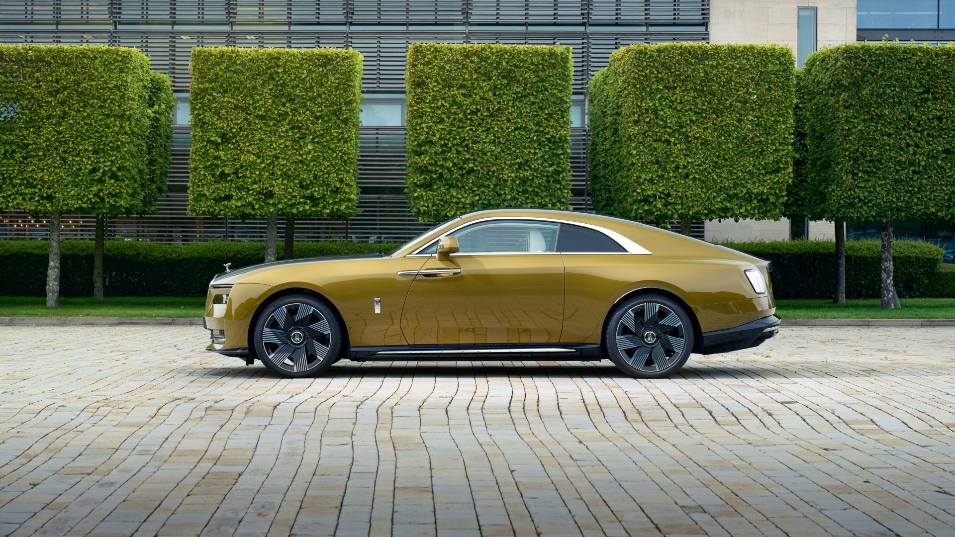 Стильный дорогой автомобиль Rolls-Royce Spectre на стоянке